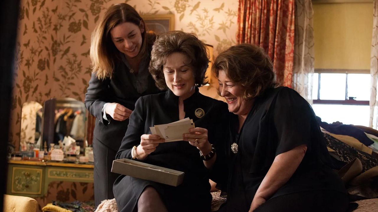 Julianne Nicholson, Meryl Steep e Margo Martindale como Ivy, Violet e Matty Fae olhando para uma fotografia e sorrindo em agosto: Condado de Osage.