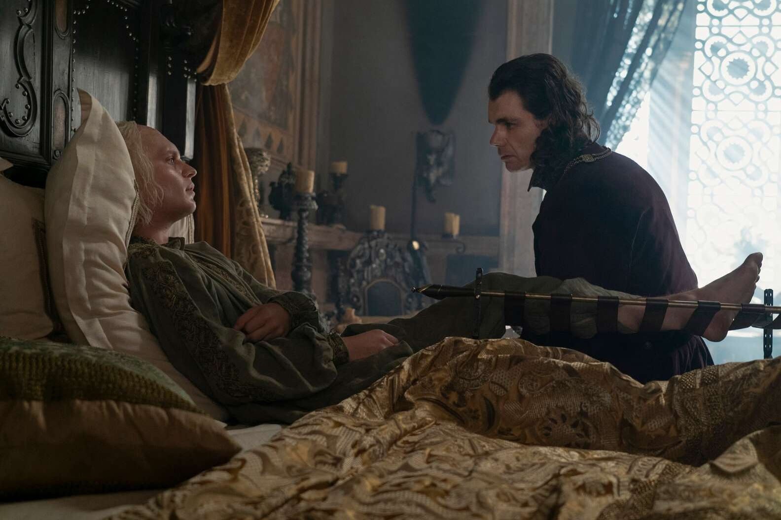 Loras Strong est assis avec un Aegon II Targaryen blessé dans la saison 2 de House of the Dragon.