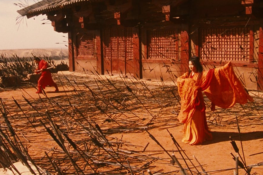 Maggie Cheung está em um telhado cheio de flechas em Hero.