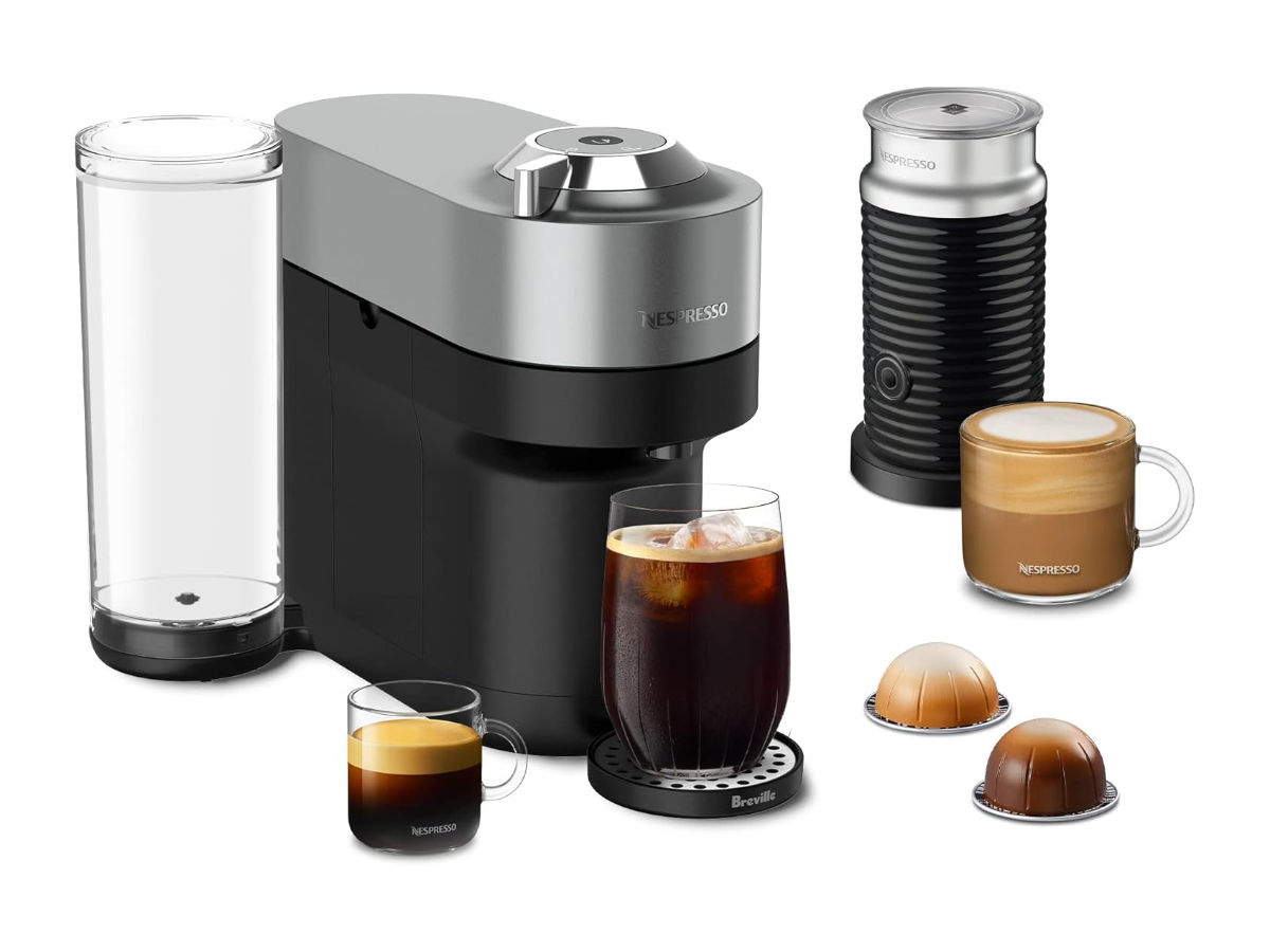 白色背景下的 Nespresso Vertuo POP+ ​​豪华咖啡机和浓缩咖啡机及配件。