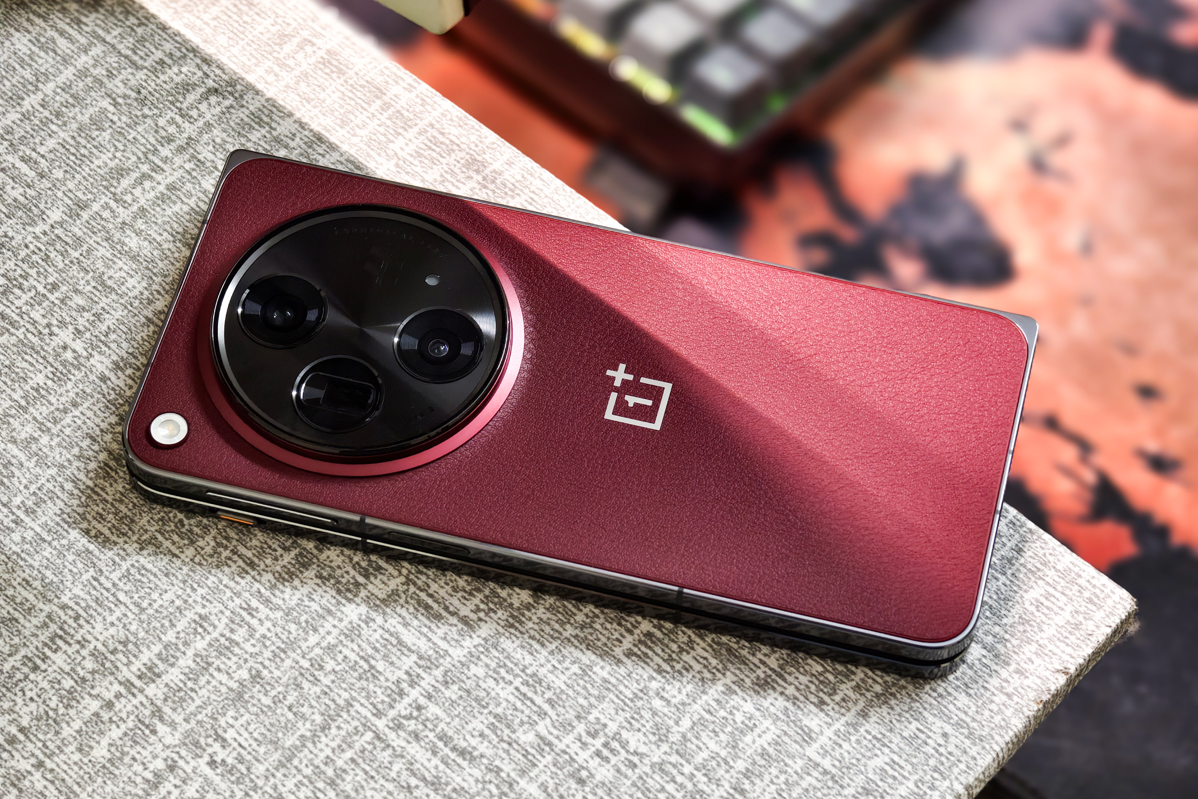 OnePlus Open Apex Edition Crimson Shadow vermelho na mesa.