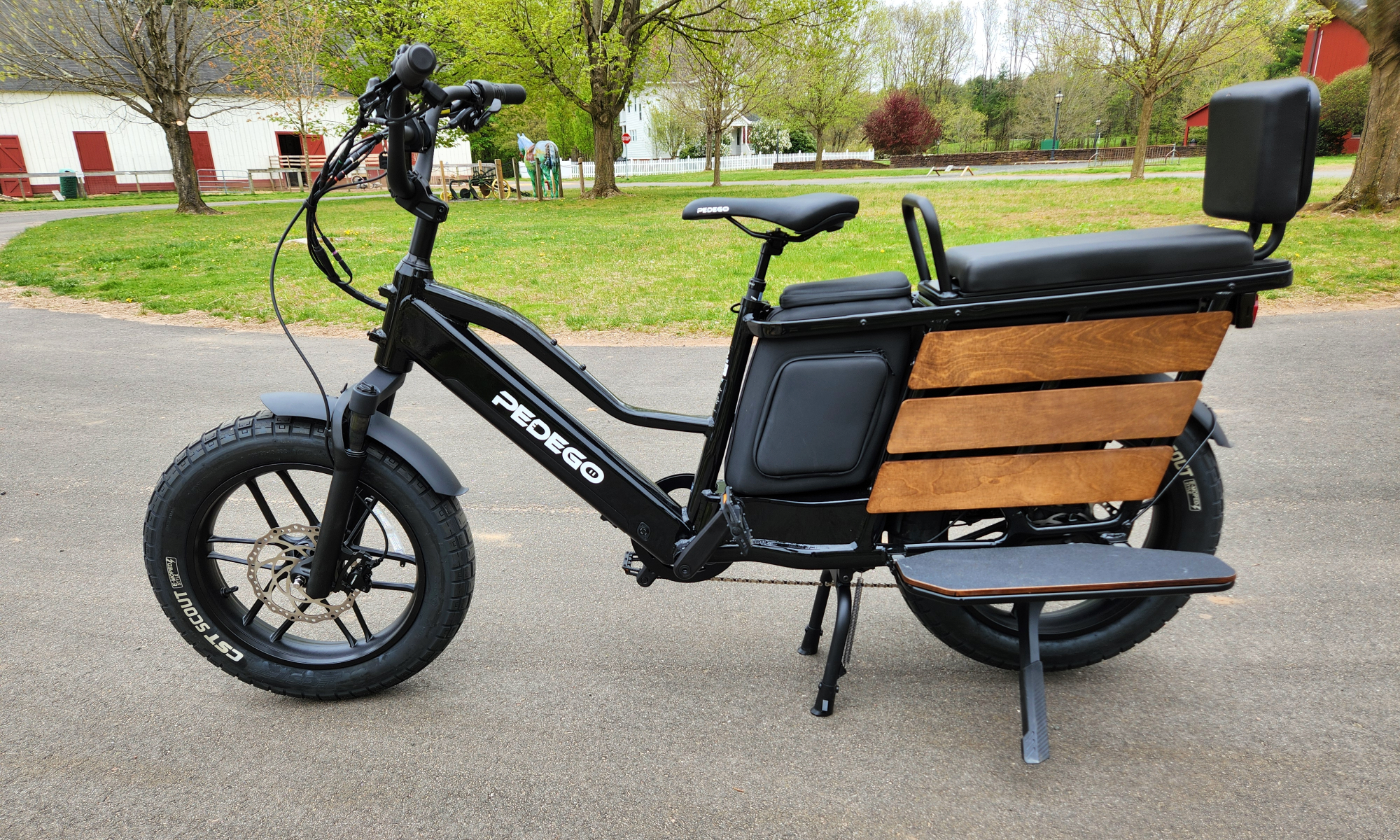 Pedego Cargo sur la béquille centrale avec la béquille allongée - chacun a sa fonction.