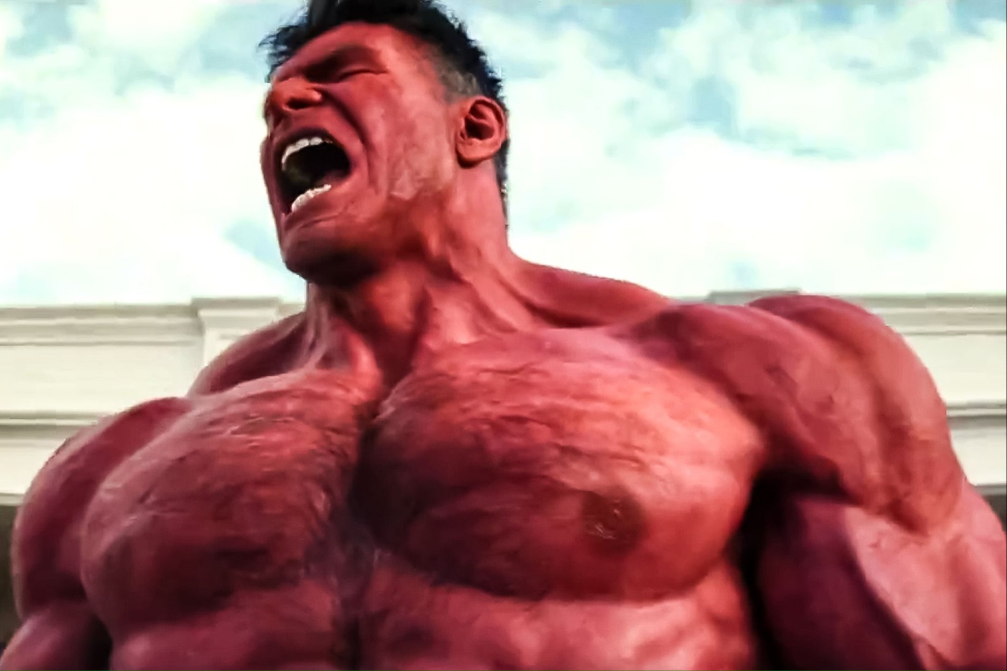 Red Hulk grita mientras se flexiona.