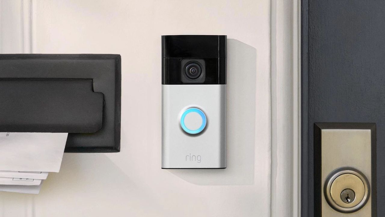 Die Ring Battery Doorbell wird in der Nähe einer Haustür installiert.