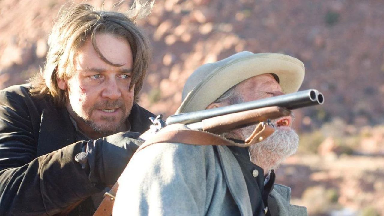 Russell Crowe como Ben Wade sosteniendo a un hombre como rehén en 3:10 to Yuma de 2007.