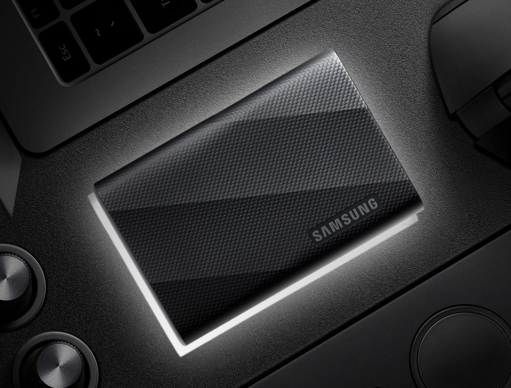 Le SSD portable Samsung T9 est placé sur un ordinateur portable.