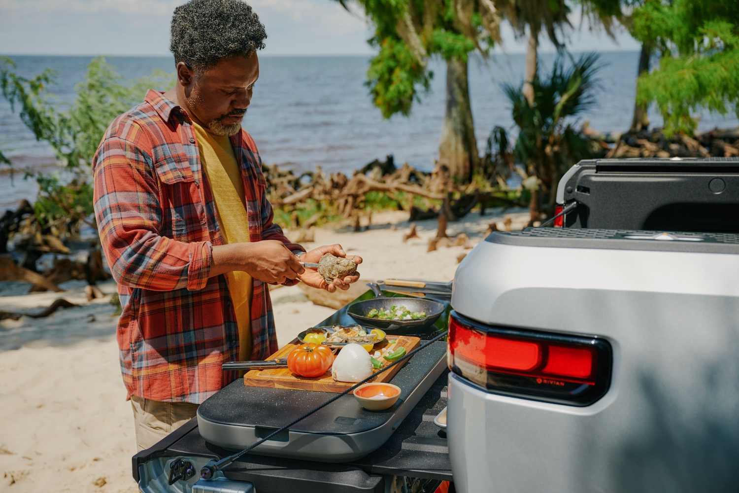 Mit der Travel Kitchen von Rivian können Elektroautofahrer mit Watt kochen