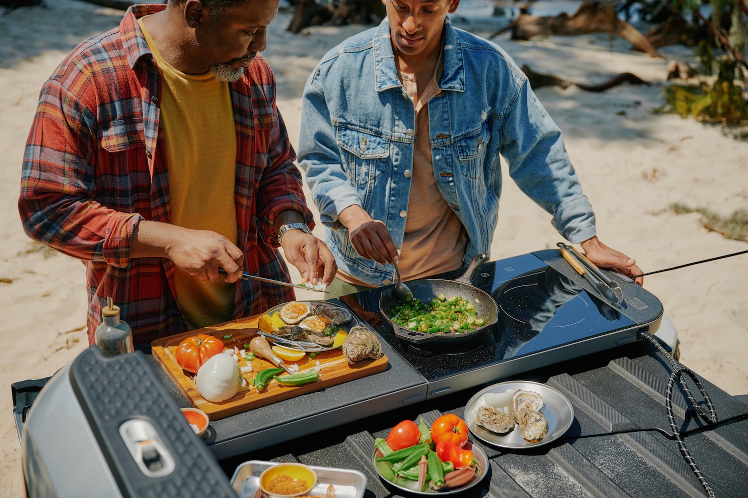 Mit der Travel Kitchen von Rivian können Elektroautofahrer mit Watt kochen