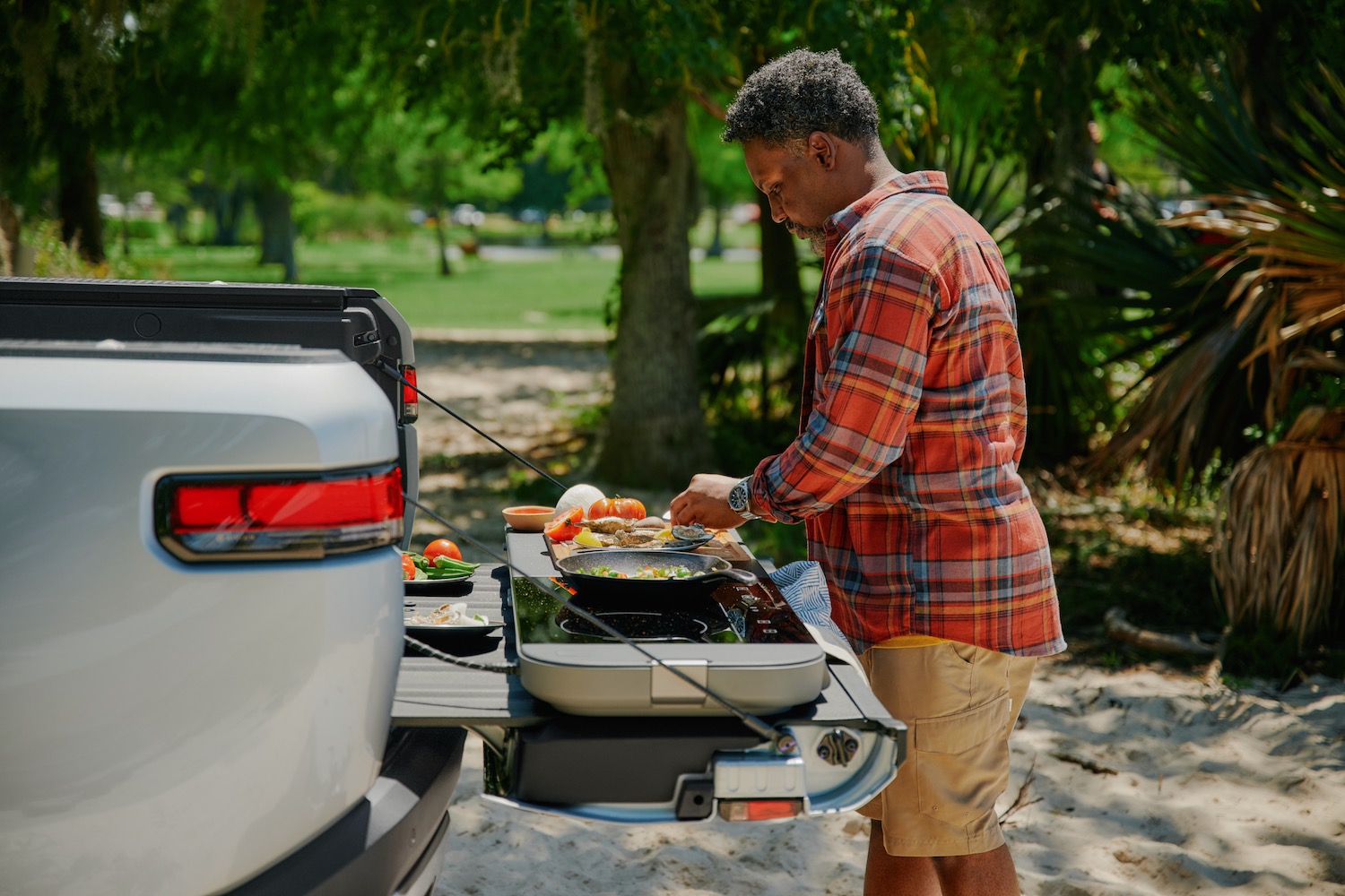 Mit der Travel Kitchen von Rivian können Elektroautofahrer mit Watt kochen