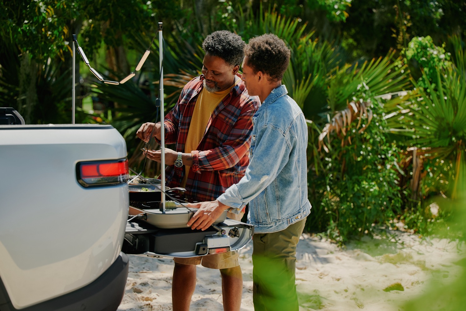 Mit der Travel Kitchen von Rivian können Elektroautofahrer mit Watt kochen