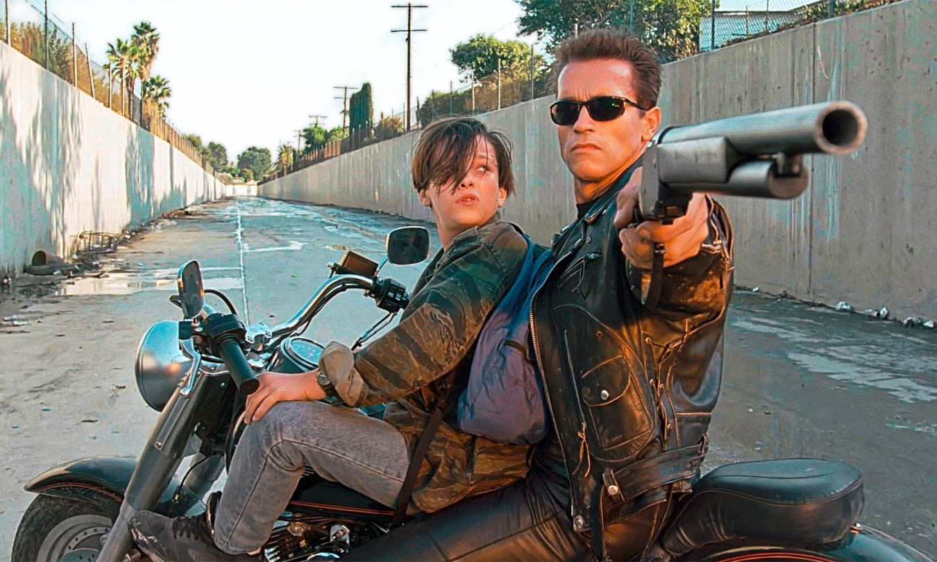 John Conner y Terminator viajan en una motocicleta en Terminator 2.