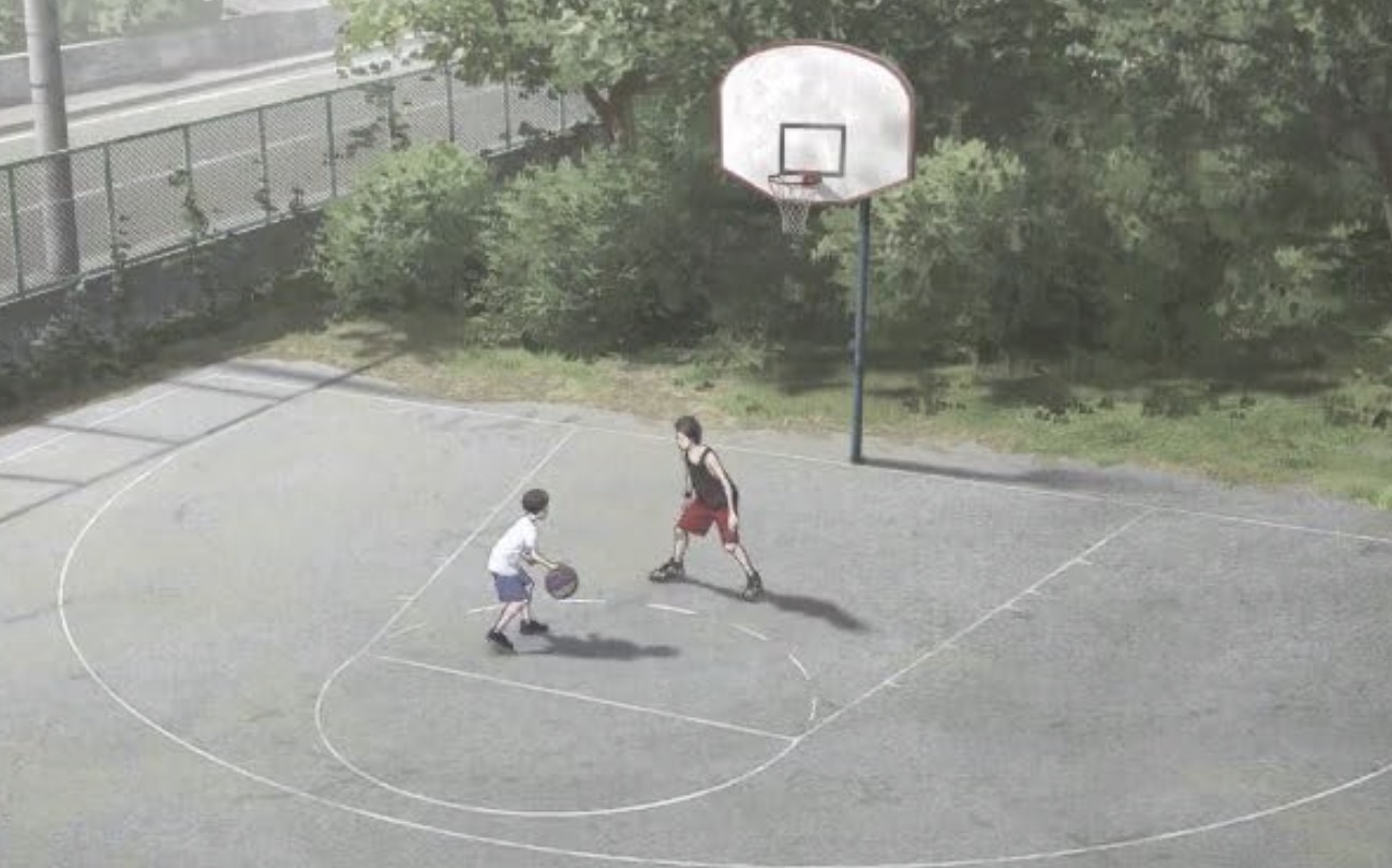 Zwei Jungen spielen Basketball auf einem Außenplatz.