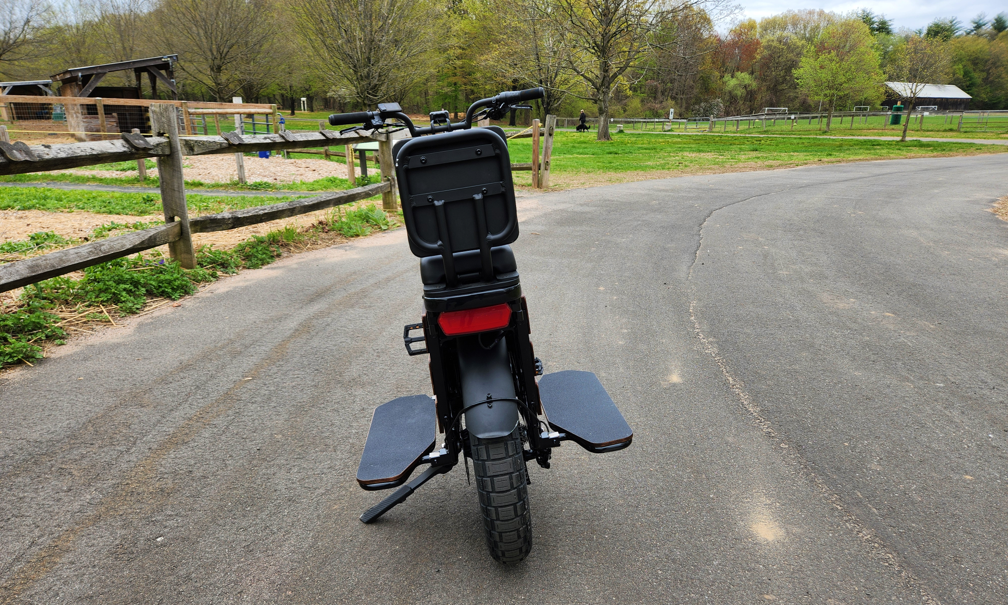 Le grand feu arrière du Pedego Cargo avec feu stop et clignotants intégrés.