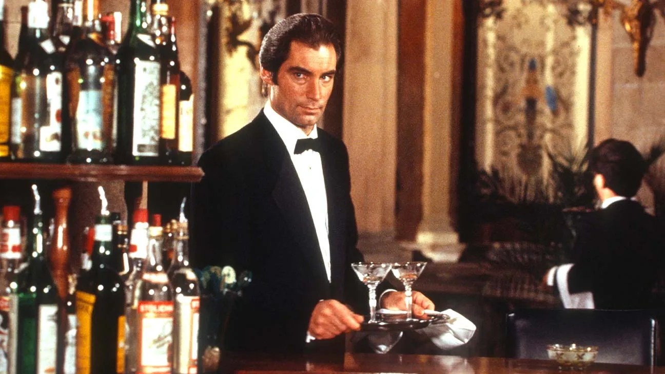 Timothy Dalton toma uma bebida em Licença para Matar.