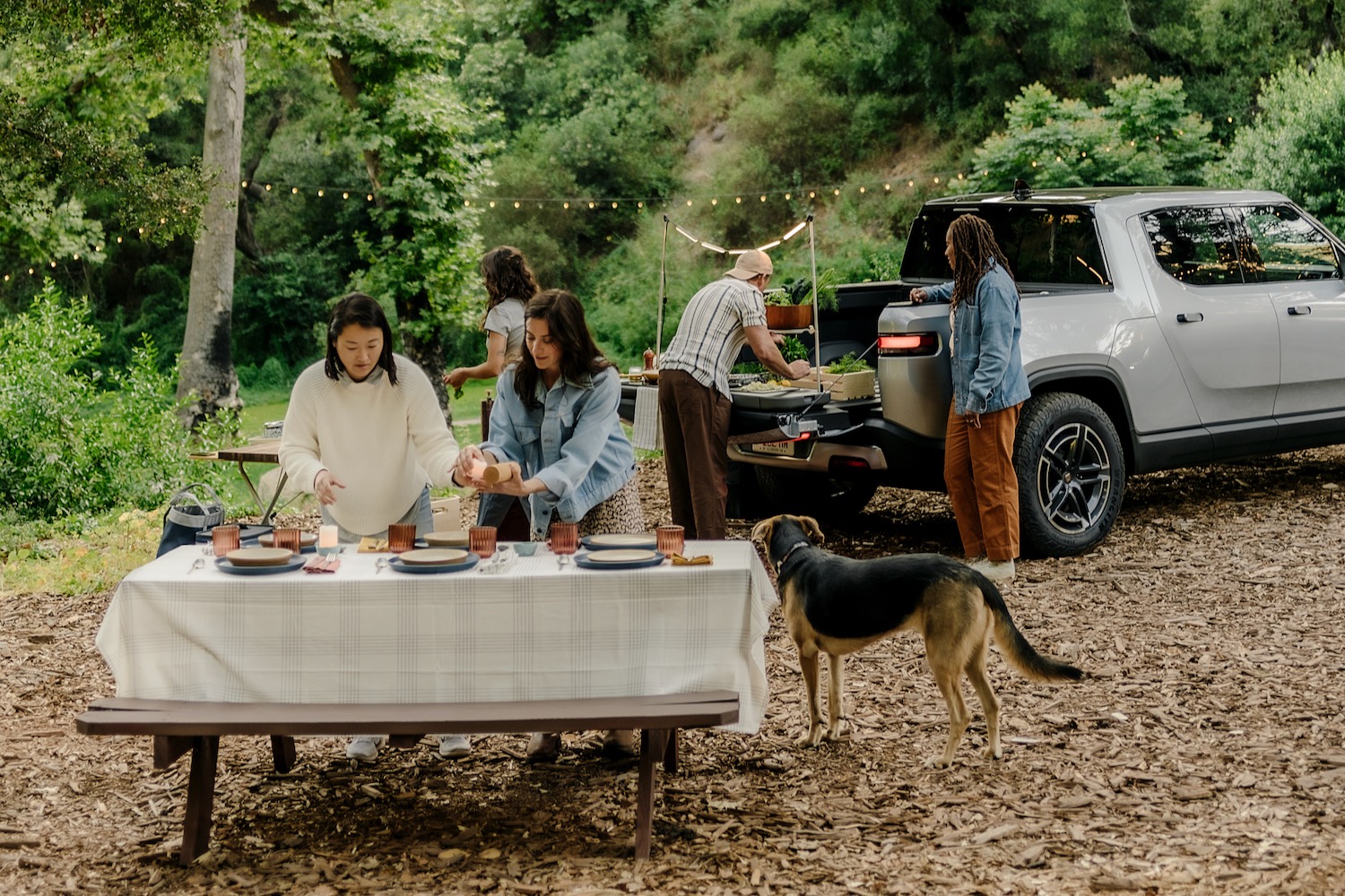 Mit der Travel Kitchen von Rivian können Elektroautofahrer mit Watt kochen