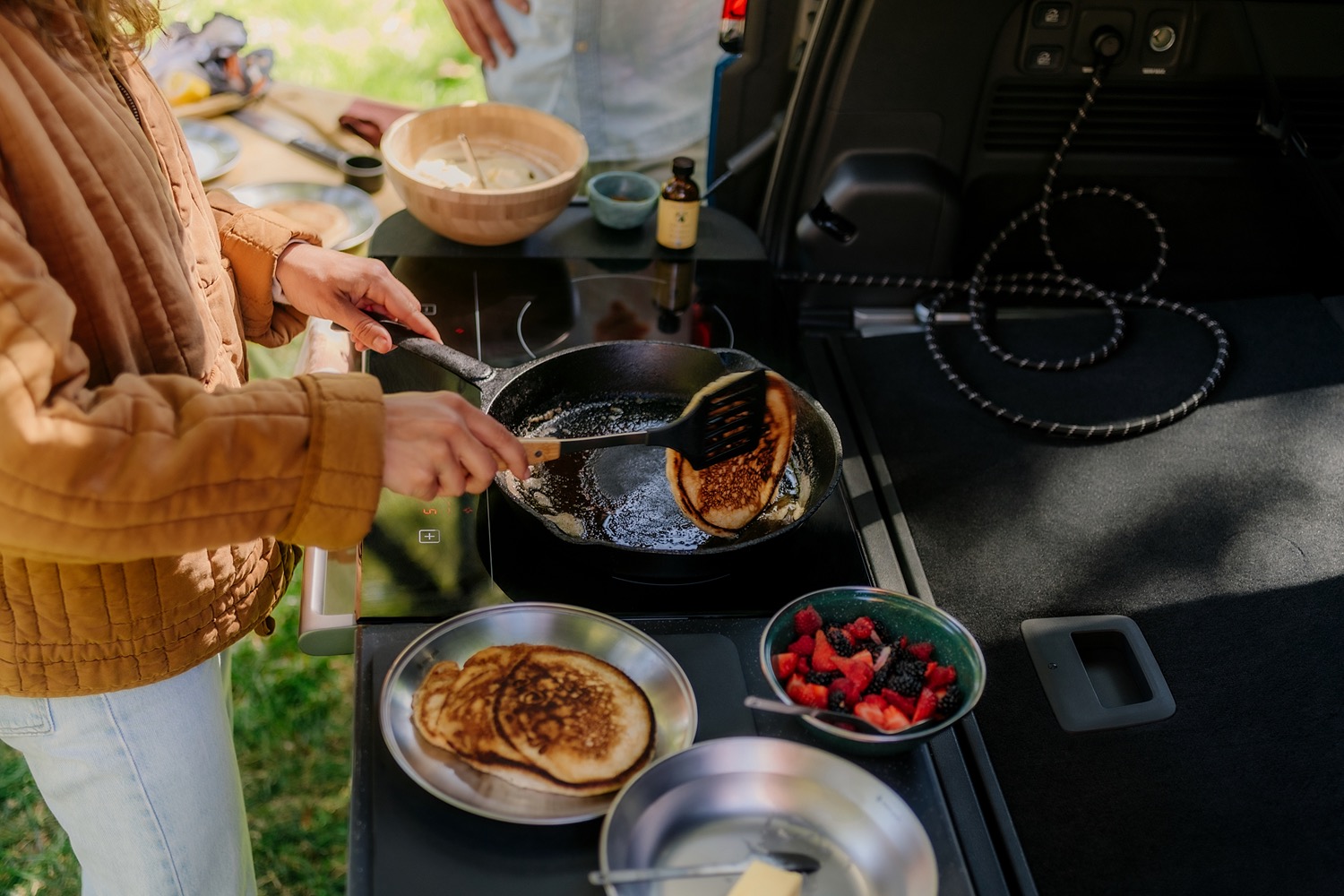 Mit der Travel Kitchen von Rivian können Elektroautofahrer mit Watt kochen