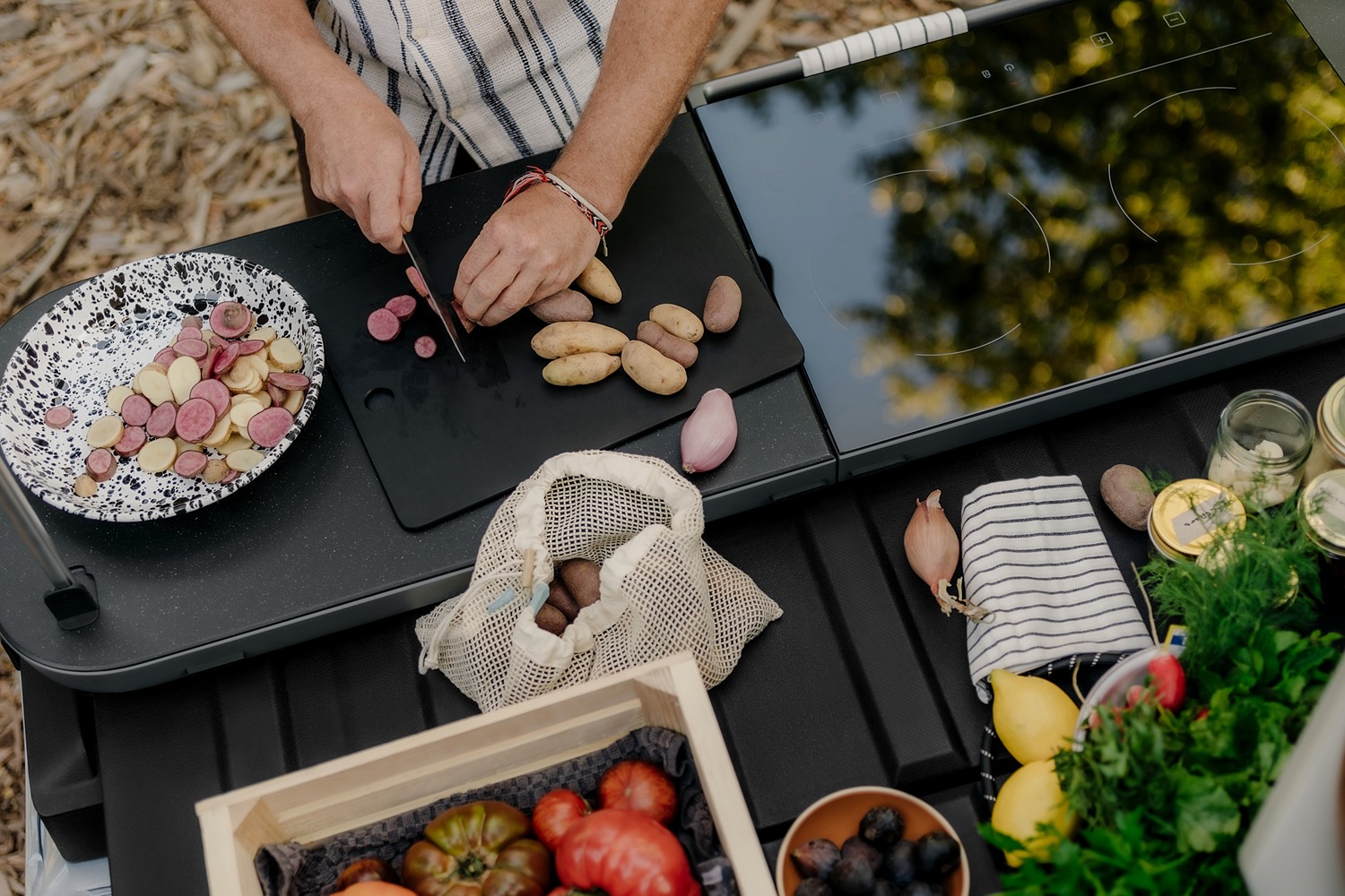 Rivian’s Travel Kitchen は EV ドライバーにワット数を使って調理を可能にします