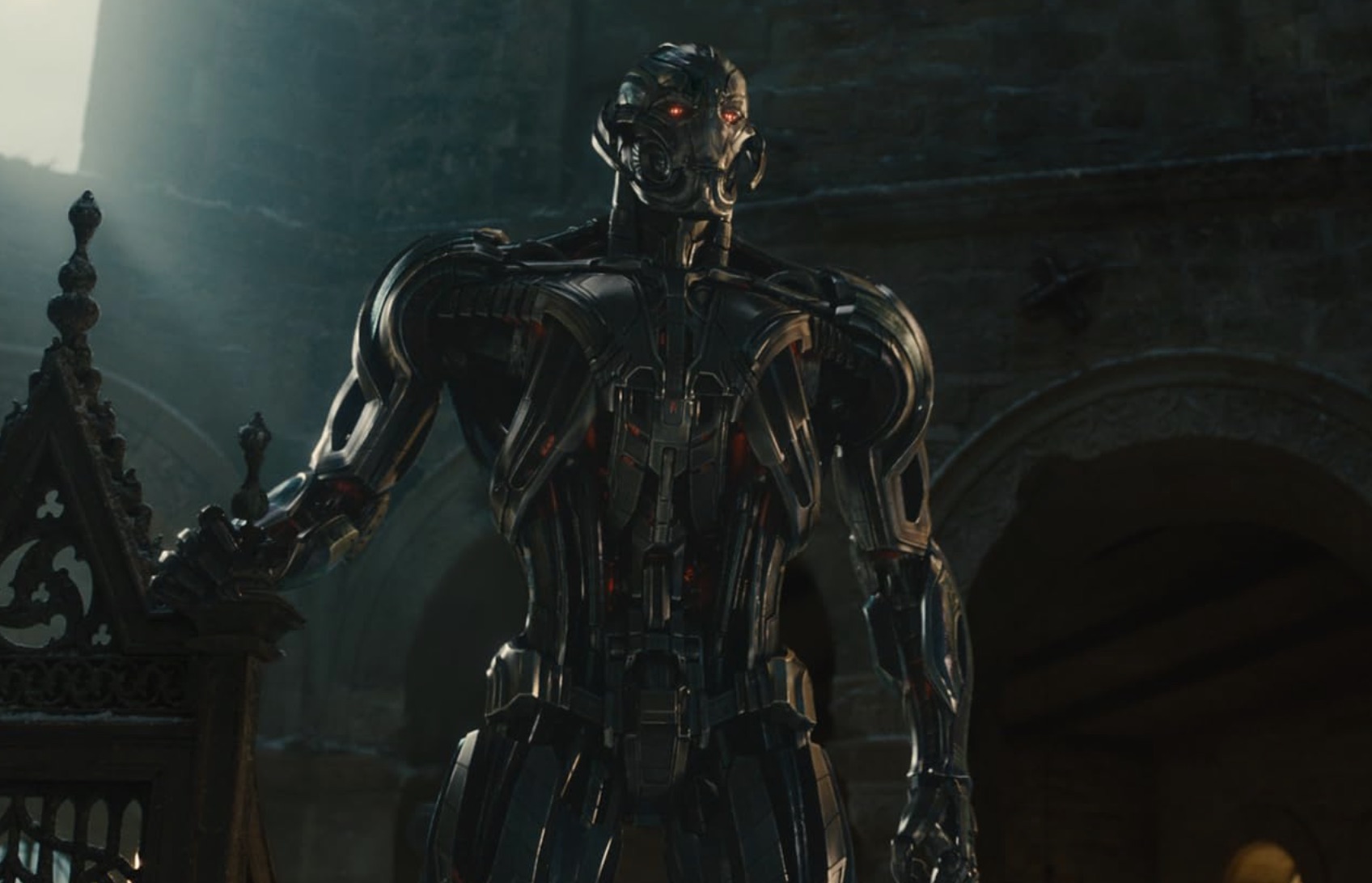 Un robot se tient debout et regarde dans Avengers : Ultron.