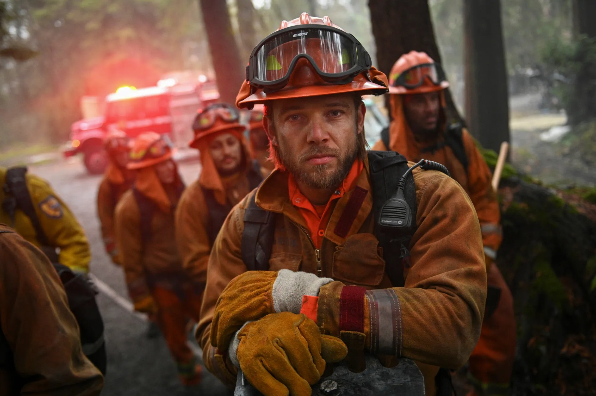 Plusieurs pompiers regardent la caméra dans Fire Country.