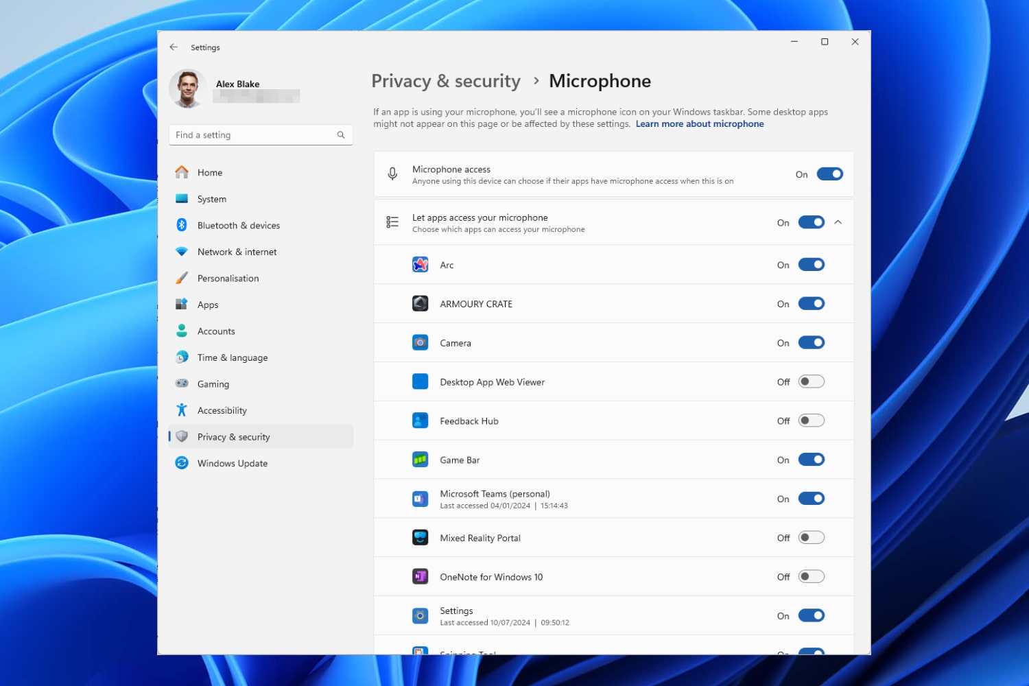 La pantalla de permisos del micrófono en la aplicación Configuración en Windows 11.