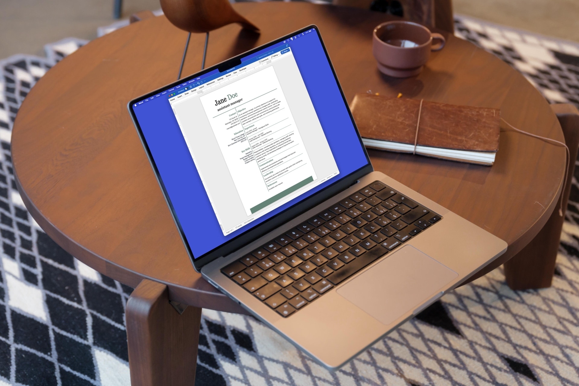 Currículum de Word en una MacBook sobre una mesa.