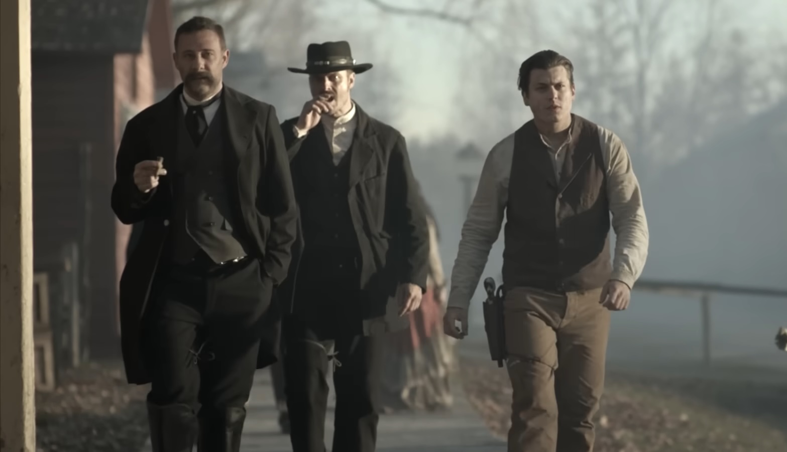 Trois hommes marchant dans une rue du Far West dans « Wyatt Earp and the Cowboy War ».