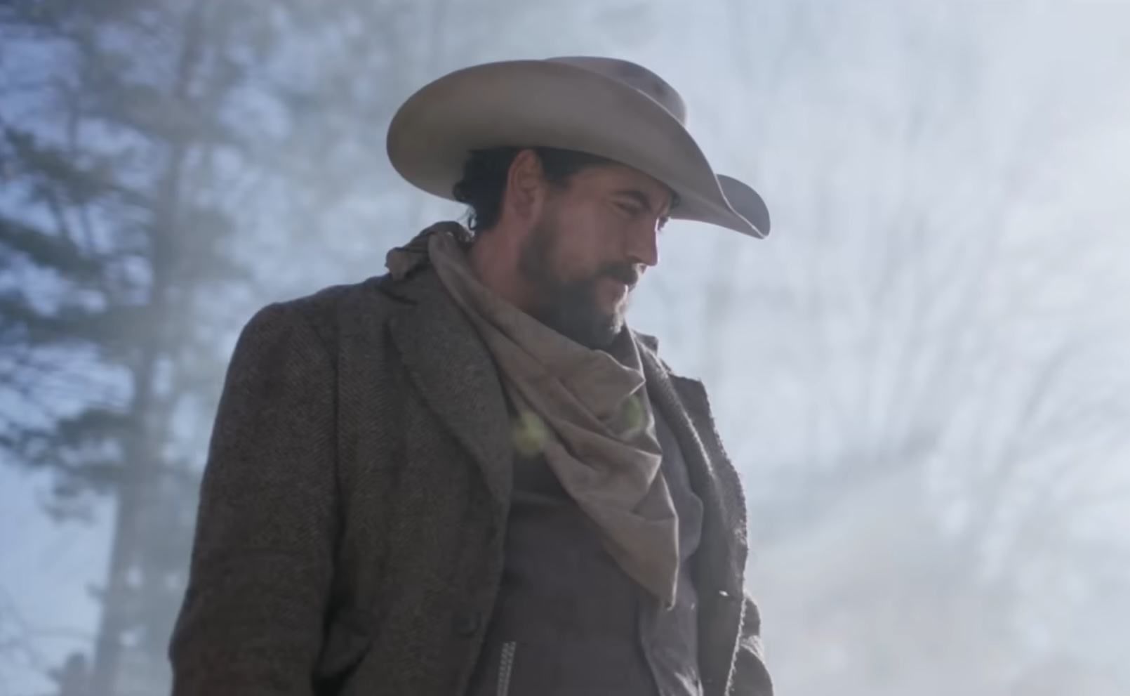 Un homme avec un chapeau de cowboy regardant vers le bas dans « Wyatt Earp and the Cowboy War ».