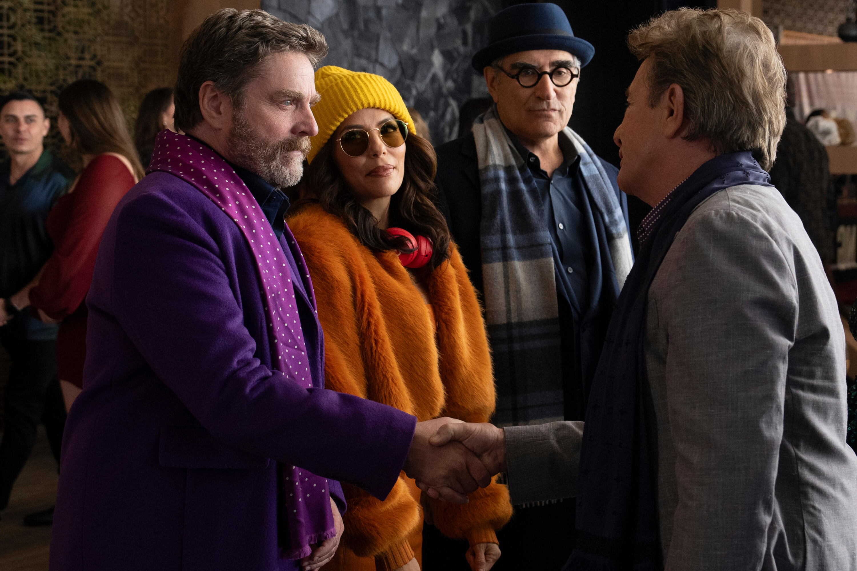 Zach Galifianakis le da la mano a Oliver en la cuarta temporada de Only Murders in the Building.