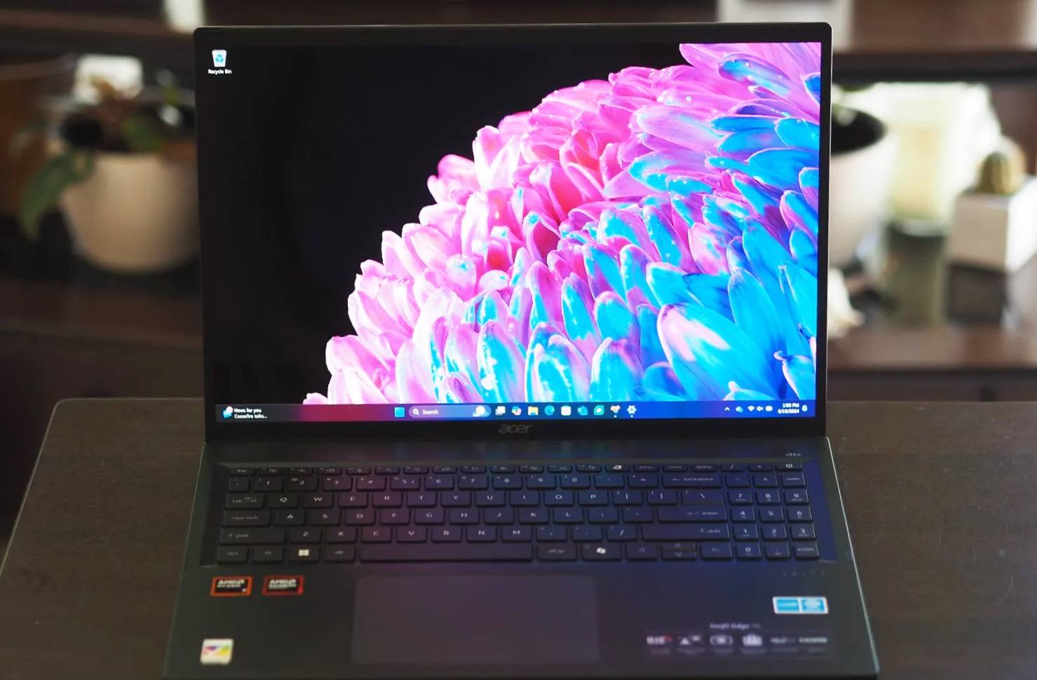 Acer Swift Edge 16 открыт на столе.