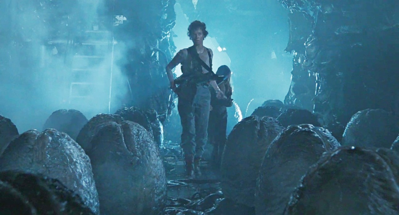 Ripley und Newt betreten in „Aliens“ das Nest eines Außerirdischen.