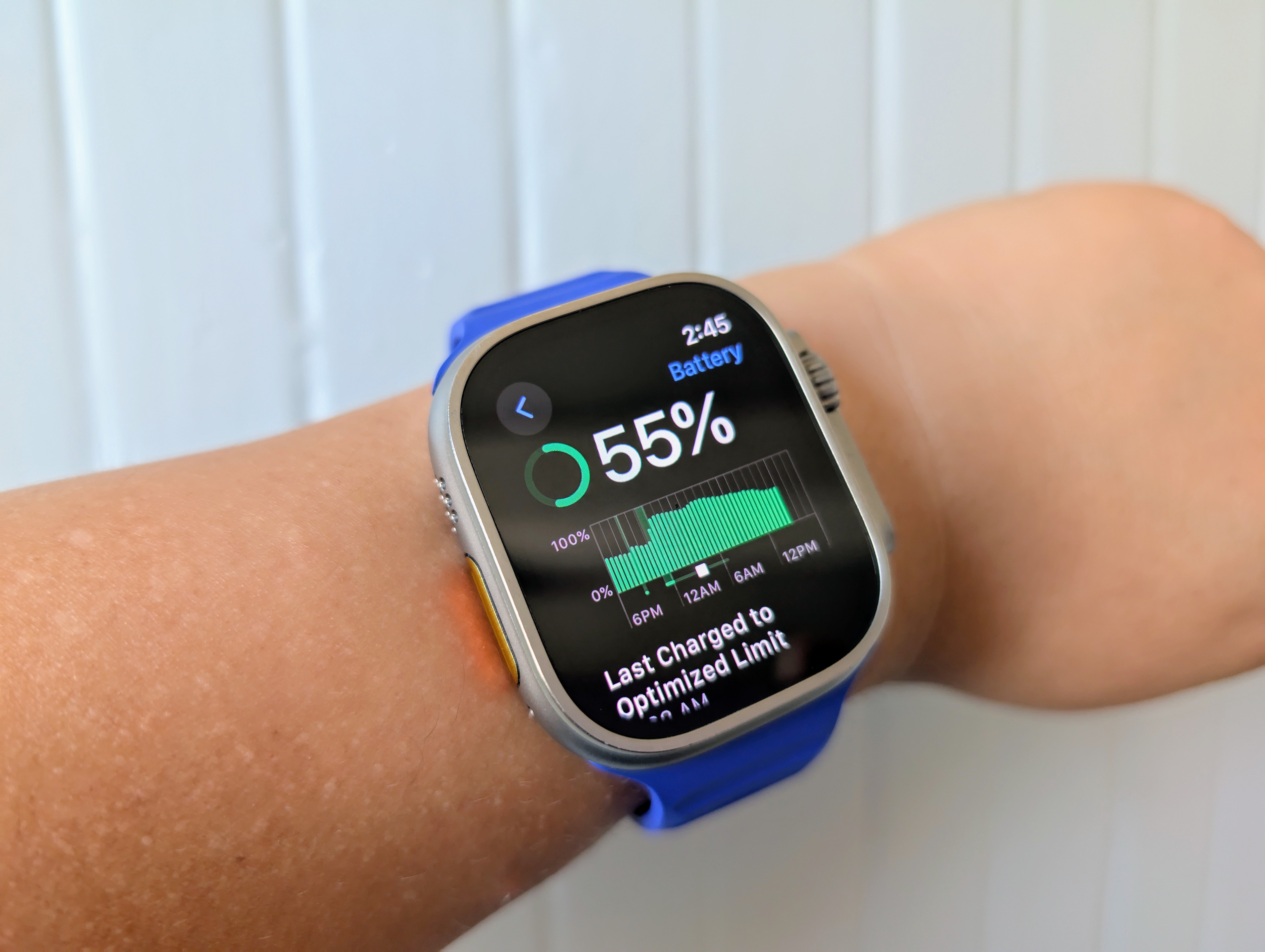 Quelqu’un portant une Apple Watch Ultra originale montrant la batterie.