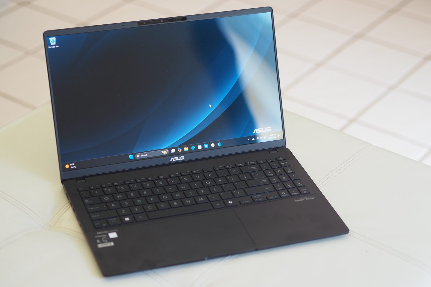 Asus Vivobook S 15 CoPilot+ Schrägansicht von vorne mit Display und Tastatur.