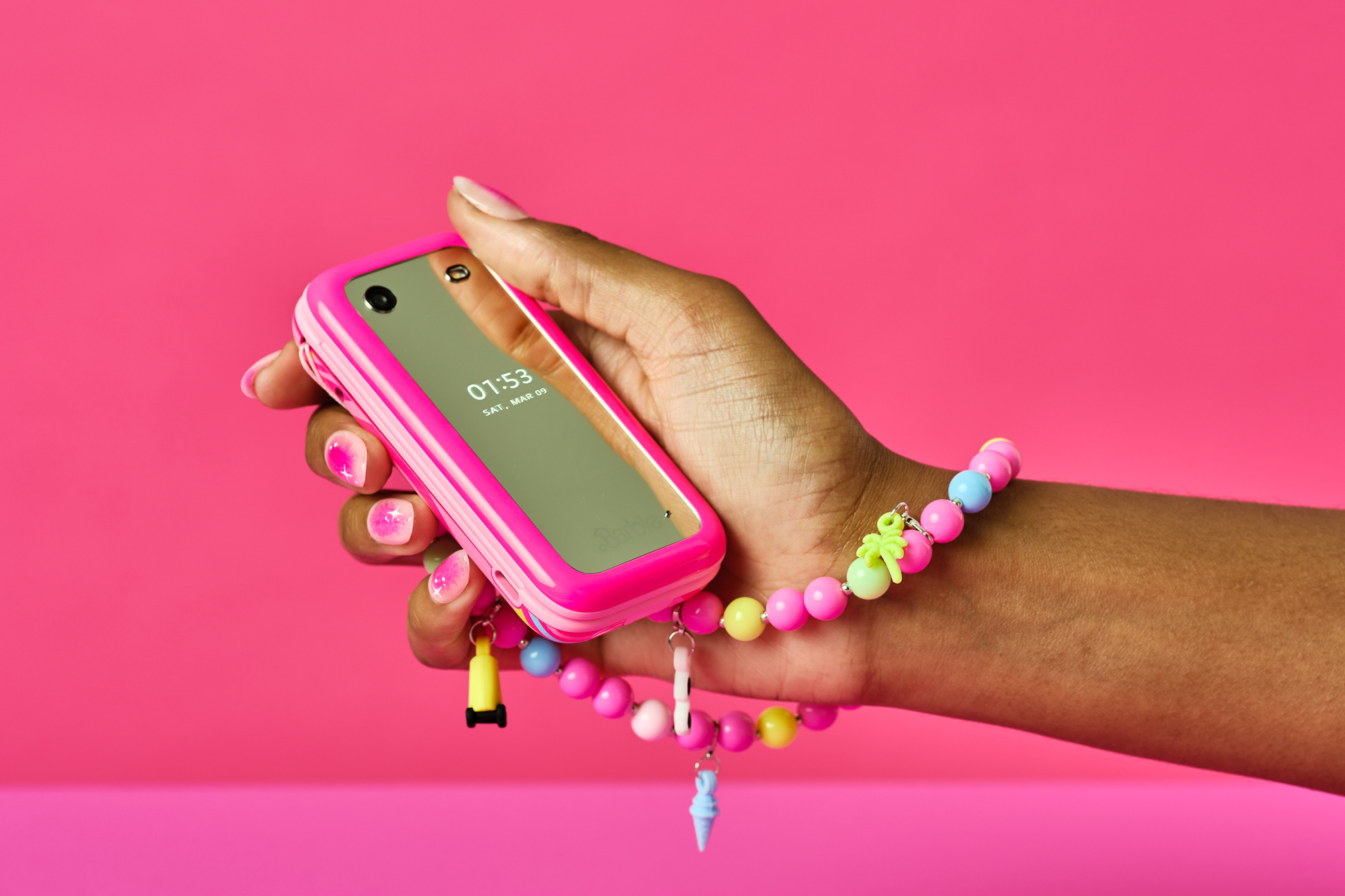 Une image promotionnelle montrant le téléphone HMD Barbie.