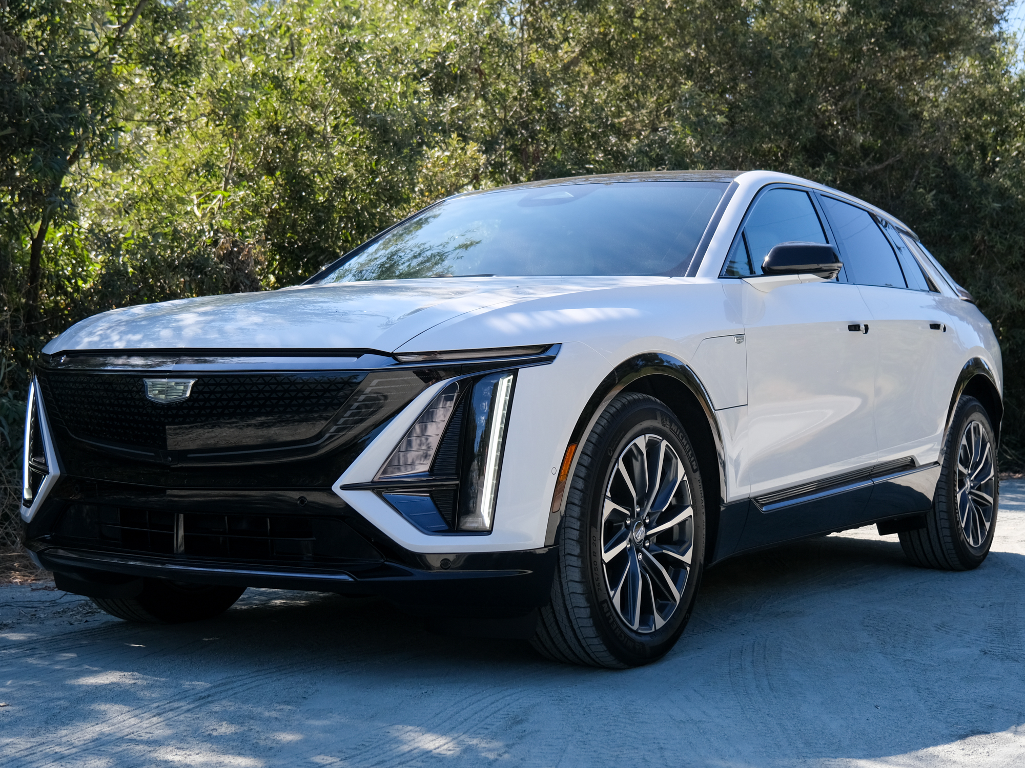 Cadillac Lyriq vorne und seitlich