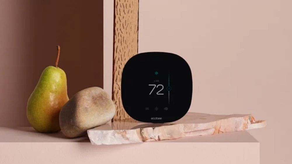 Le thermostat Ecobee sur une étagère.