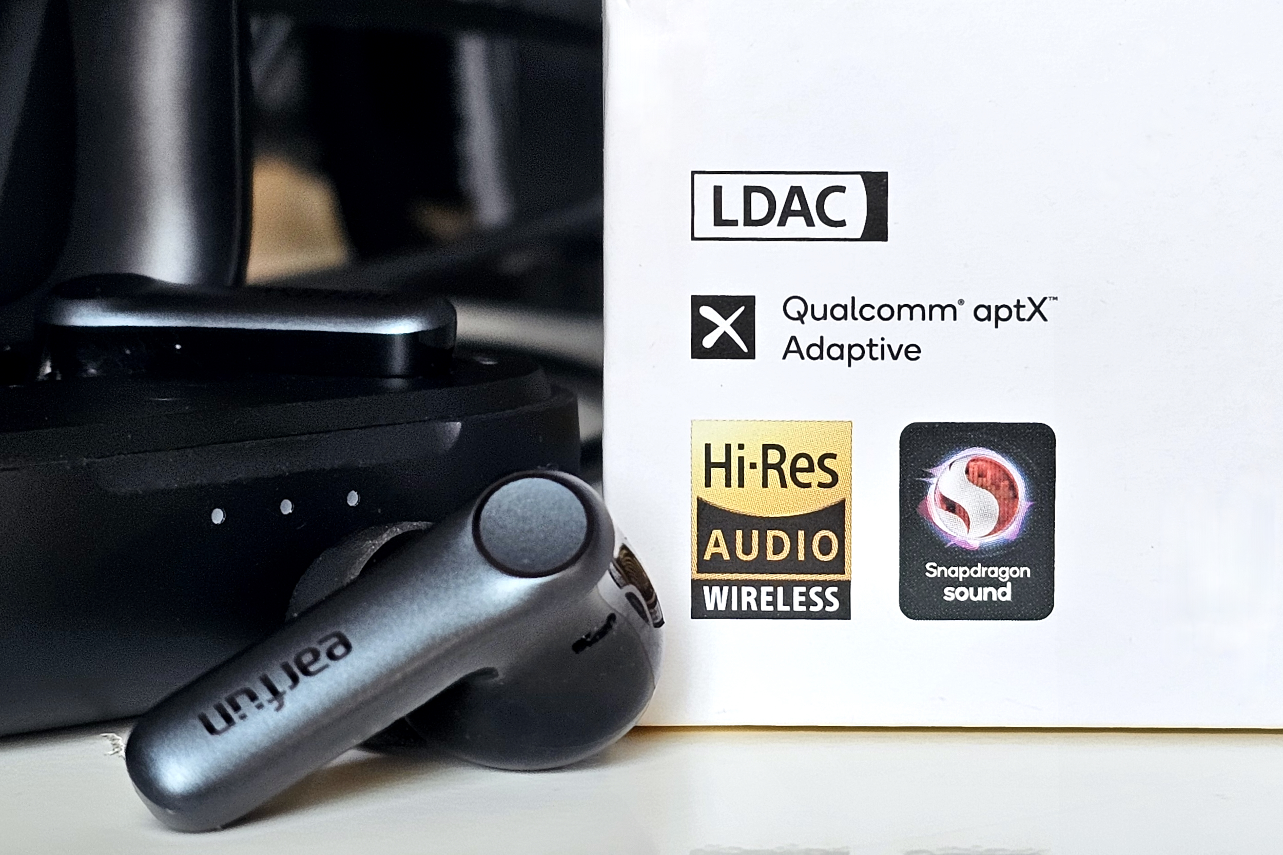 Étiquettes sur la boîte des écouteurs Air Pro 4 d'Earfun montrant les logos LDAC et aptX Adaptive.