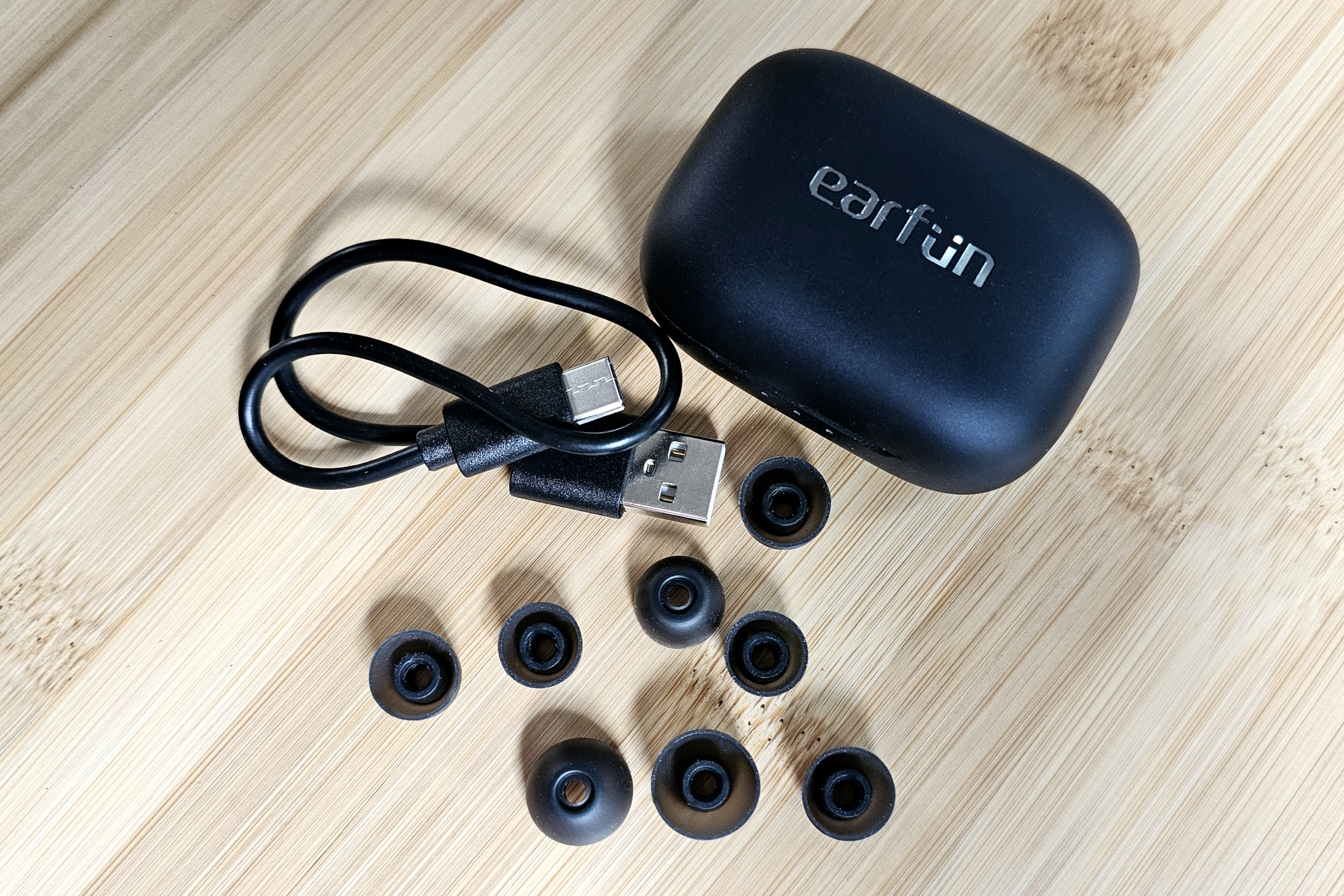 Earfun Air Pro 4 avec accessoires.