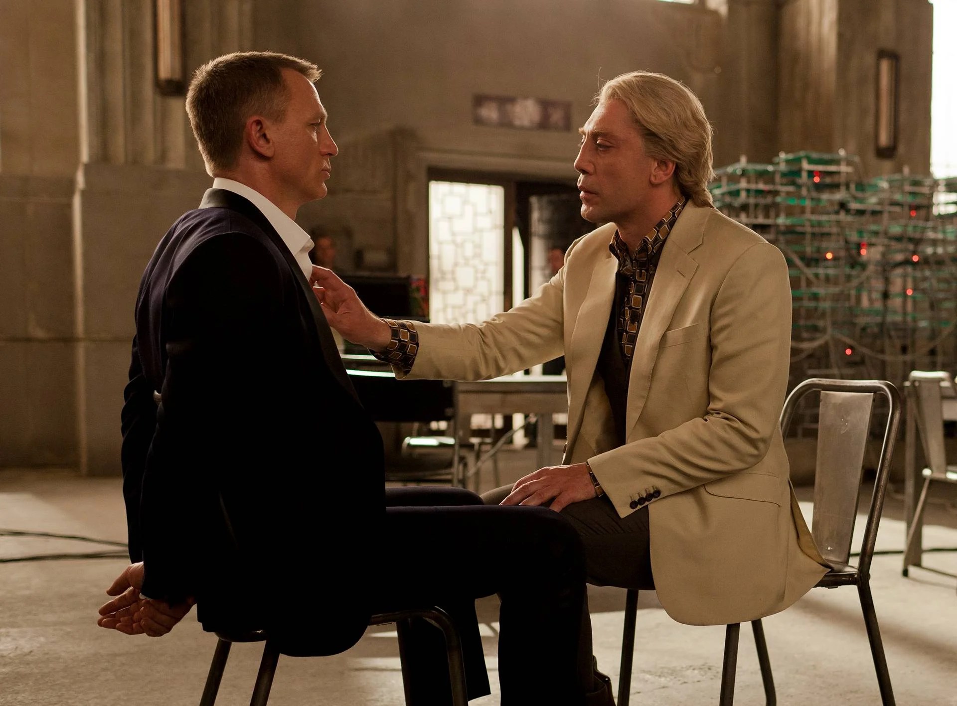 Silva de Javier Bardem interroge/flirt avec James Bond de Craig dans Skyfall.