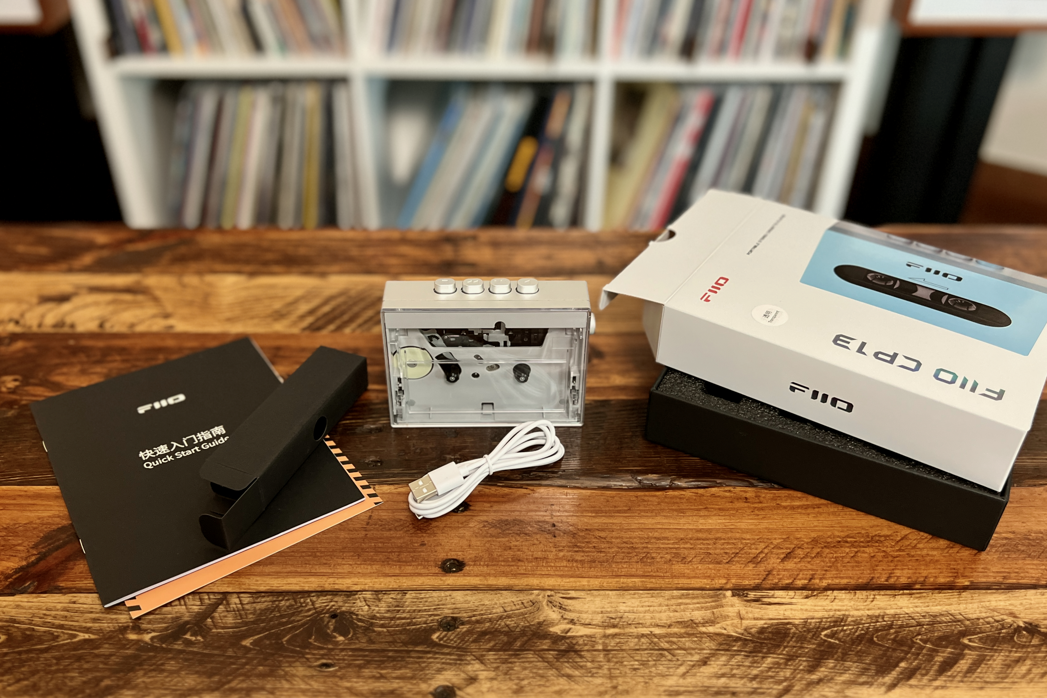 Le lecteur de cassettes portable Fiio CP13, le câble USB-C, sa boîte et son guide de démarrage rapide.