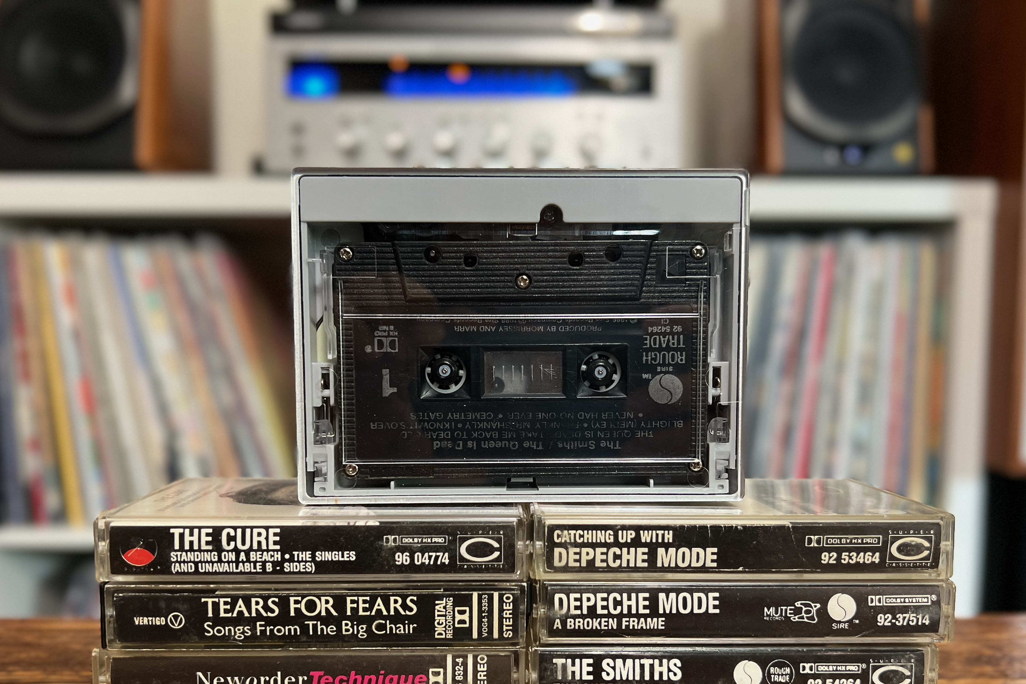 Le lecteur de cassettes portable Fiio CP13 avec quelques vieilles cassettes.