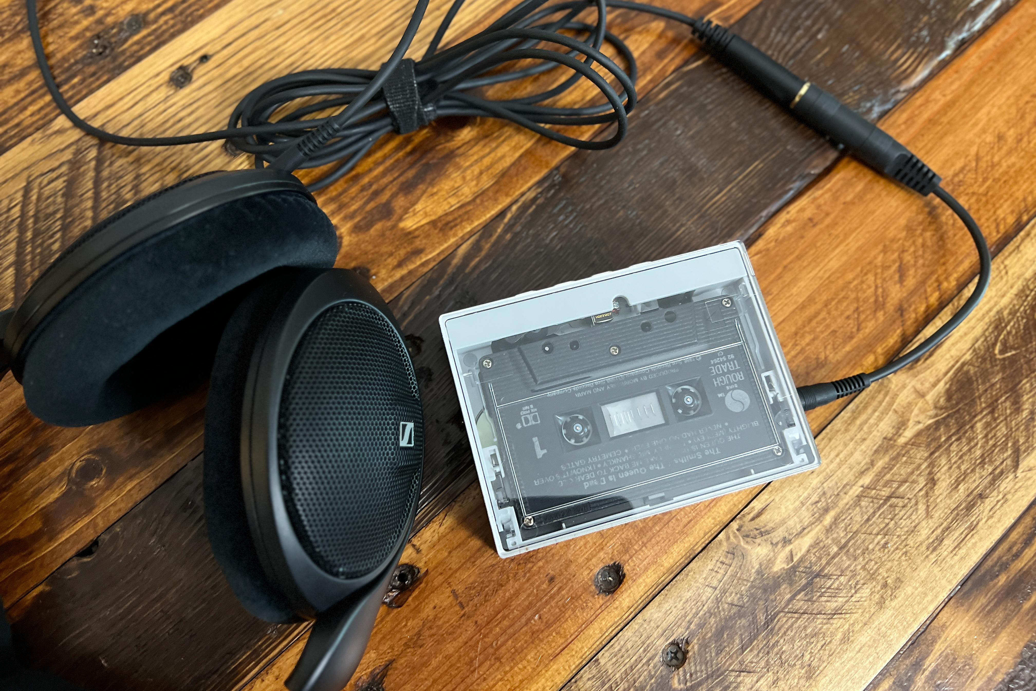 Le lecteur de cassettes portable Fiio CP13 avec une paire d'écouteurs Sennheiser.