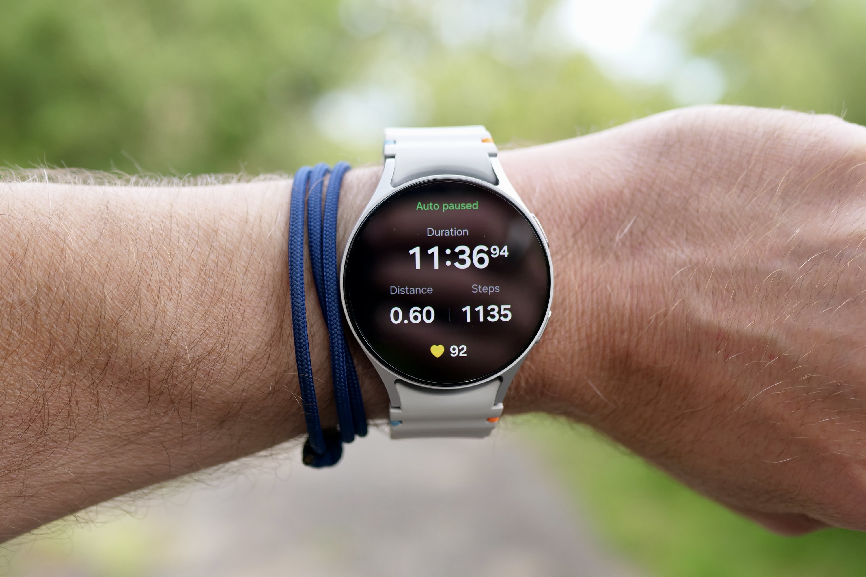 Une personne portant la Samsung Galaxy Watch 7, affichant les données d'entraînement.