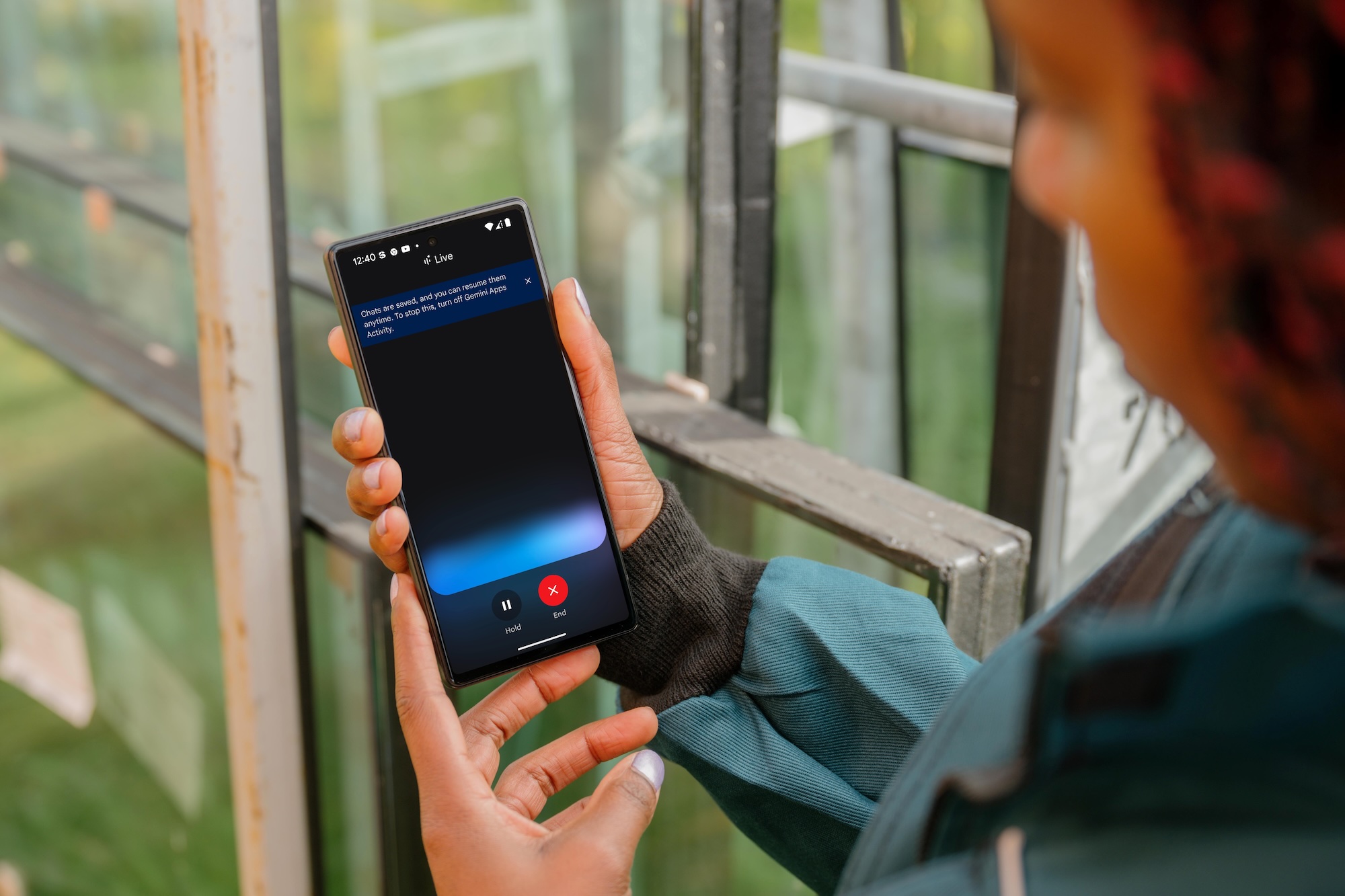 Pessoa segurando um telefone com o Google Gemini Live sendo mostrado.