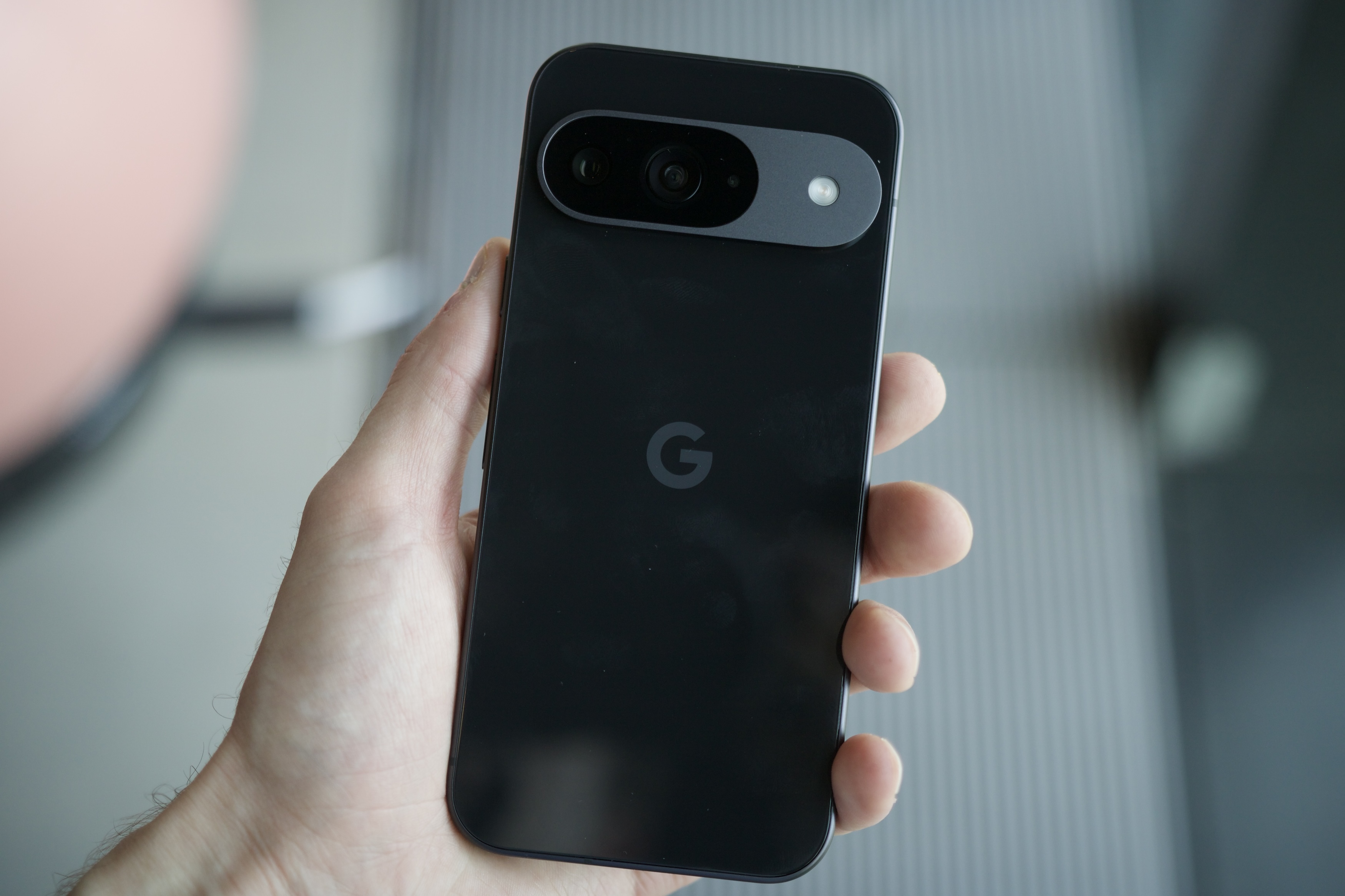 Google Pixel 9 руки на 5