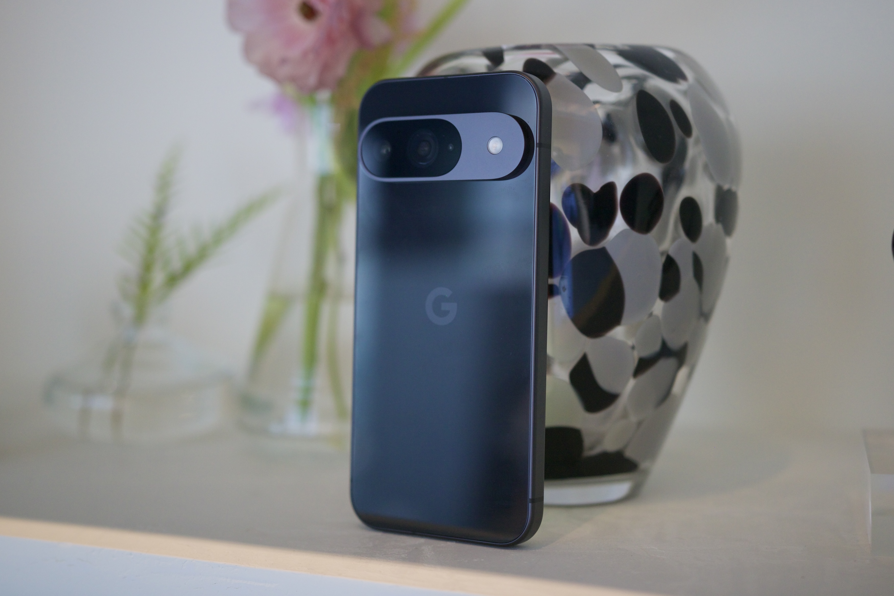 Um Google Pixel 9 preto em pé.