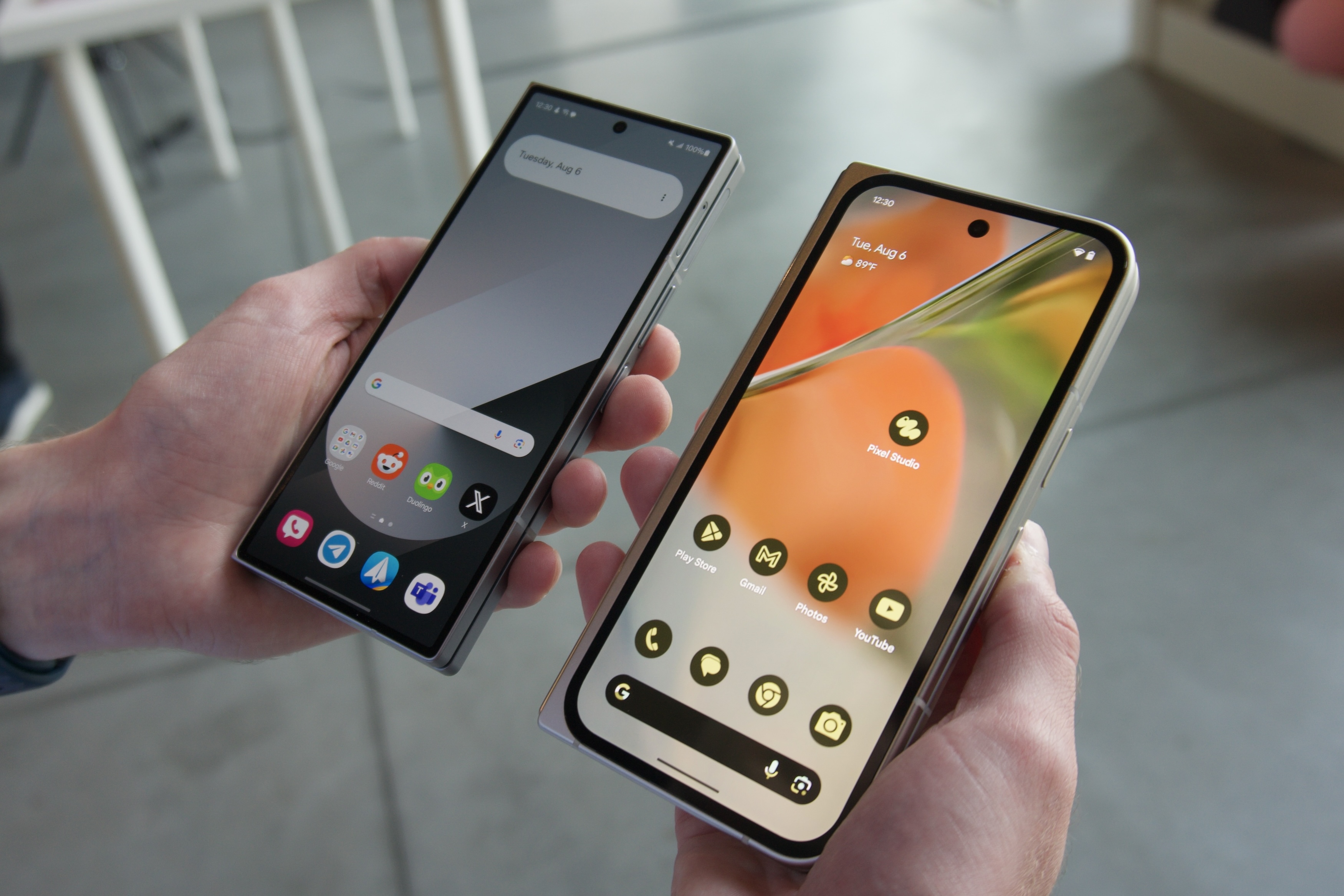 Das Google Pixel 9 Pro Fold neben dem Samsung Galaxy Z Fold 6.