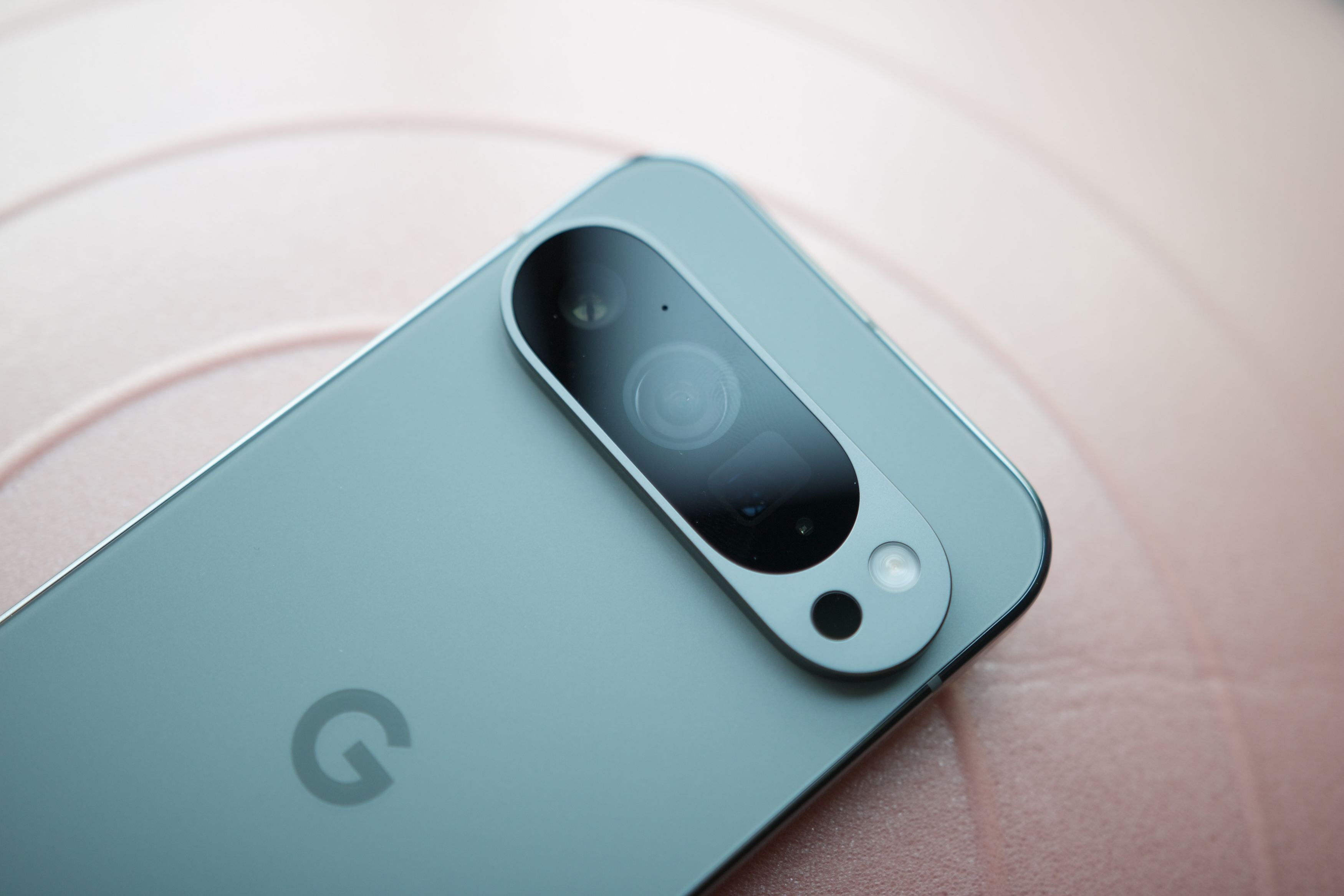 Un gros plan de la caméra du Google Pixel 9 Pro.