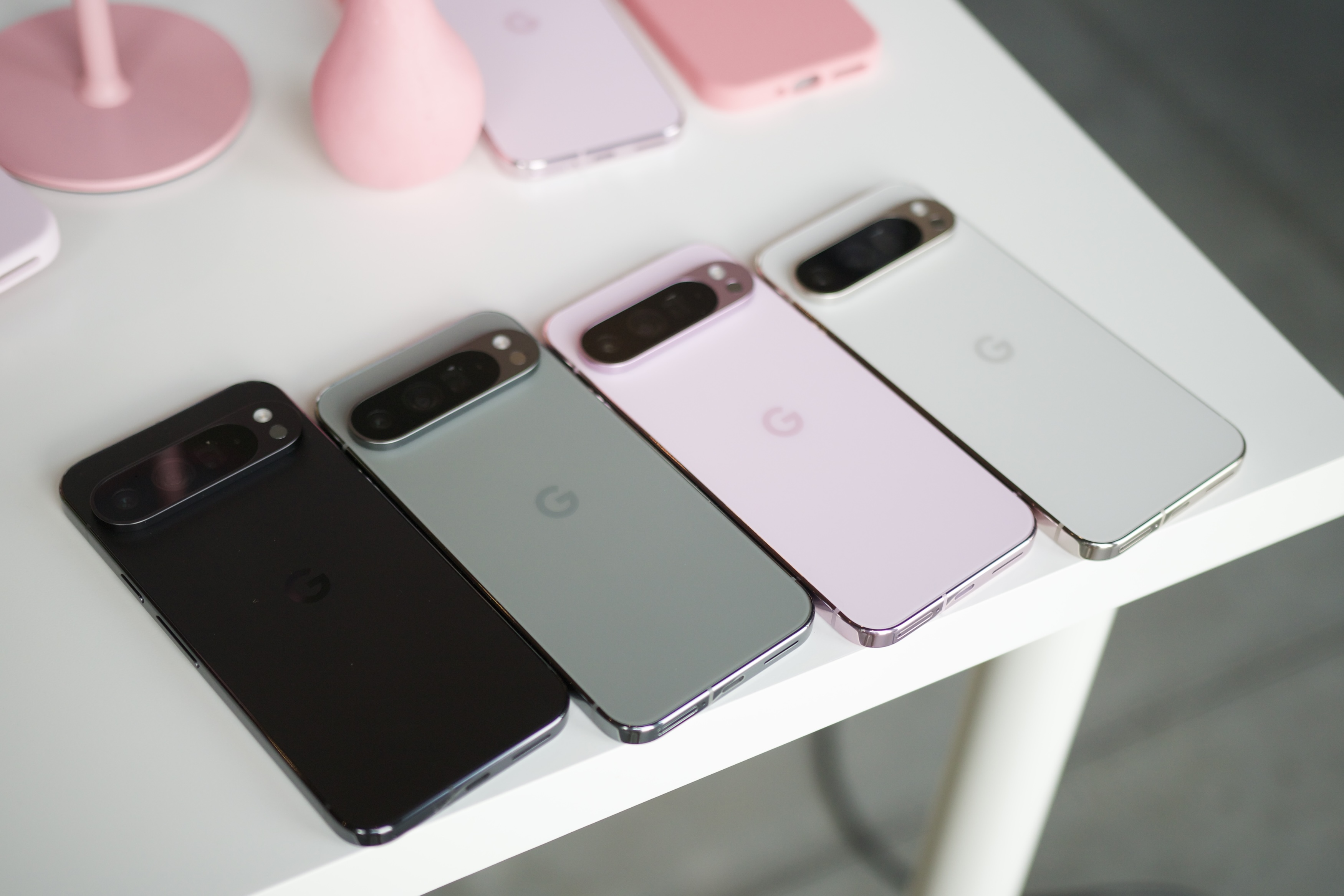 Google Pixel 9 Pro XL의 네 가지 색상이 모두 흰색 테이블 위에 나란히 놓여 있습니다.