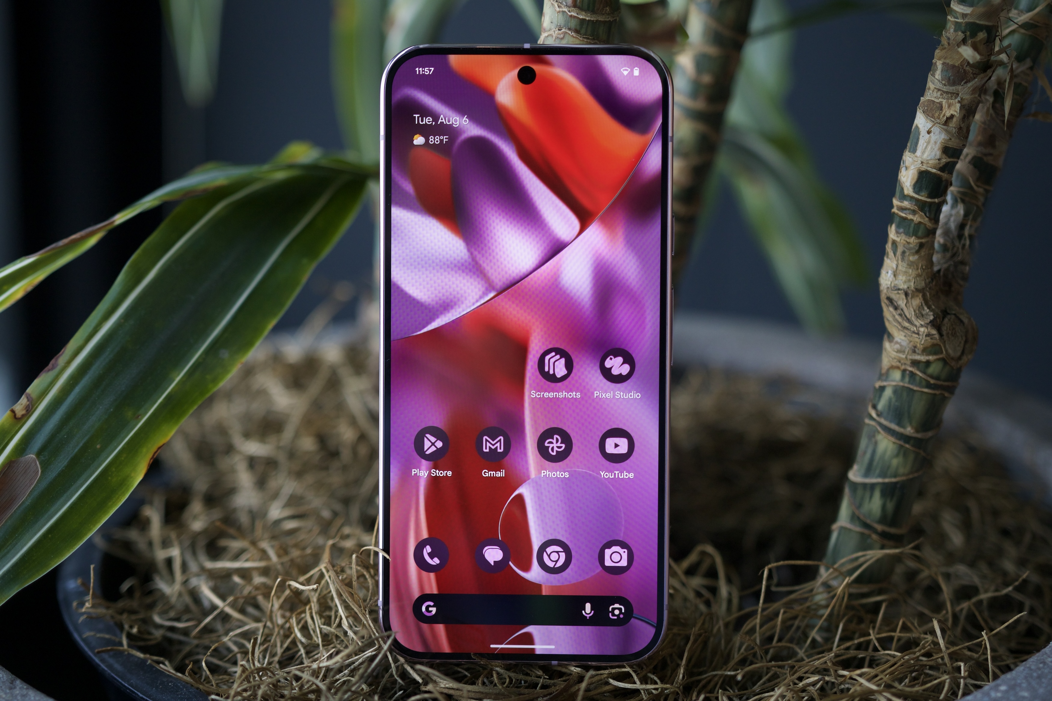 Le Google Pixel 9 Pro XL avec son écran allumé.