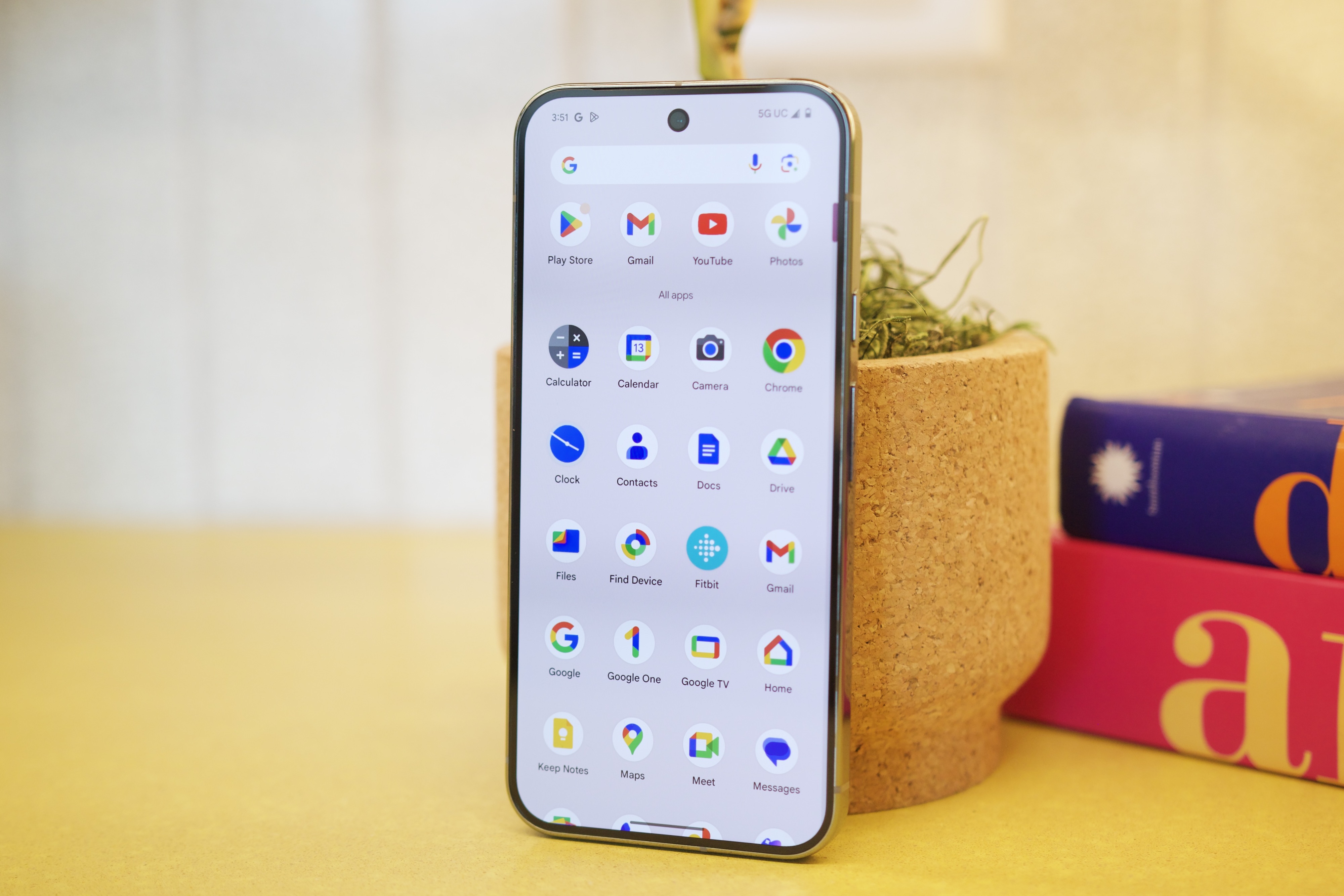 PIxel 9 Pro XL 正面显示应用程序。